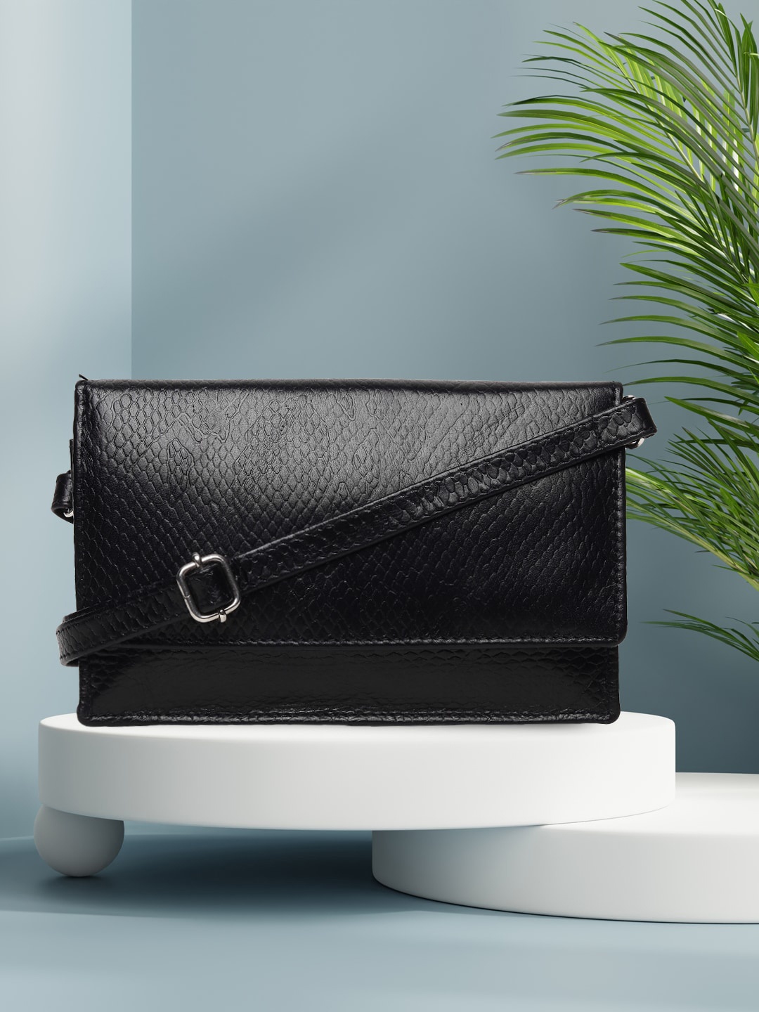 

Teakwood Leathers Black Textured Leather Structured Sling Bag