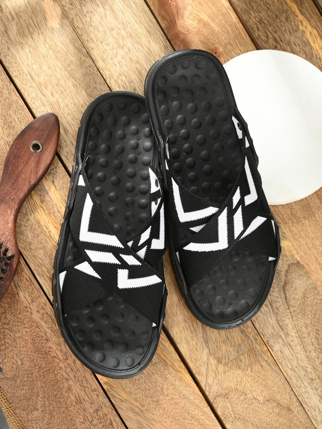 

VIV Men Black & White Printed Sliders