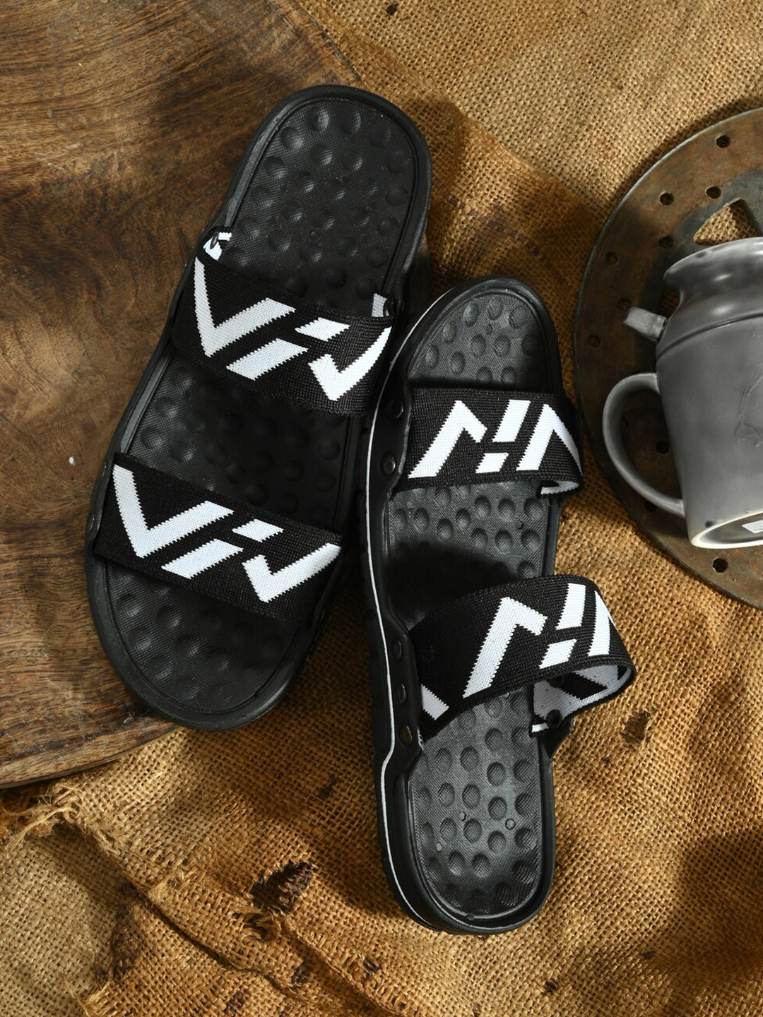 

VIV Men Black & White Sliders
