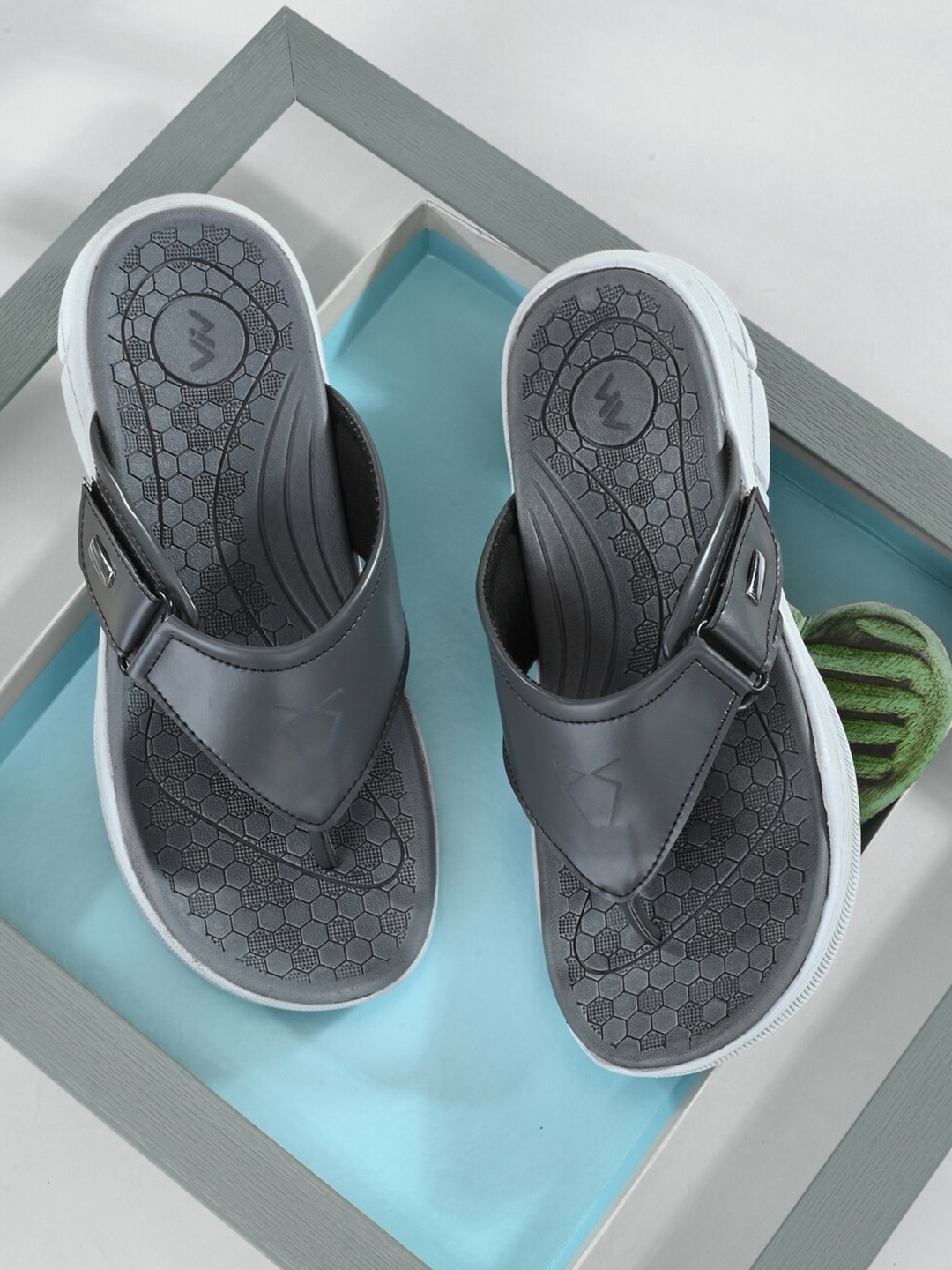 

VIV Men Grey & White Thong Flip-Flops