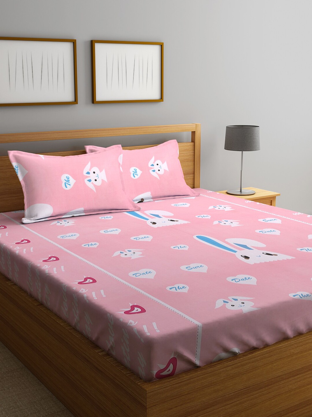 

KLOTTHE Pink & White Graphic 300 TC King Bedsheet with 2 Pillow Covers