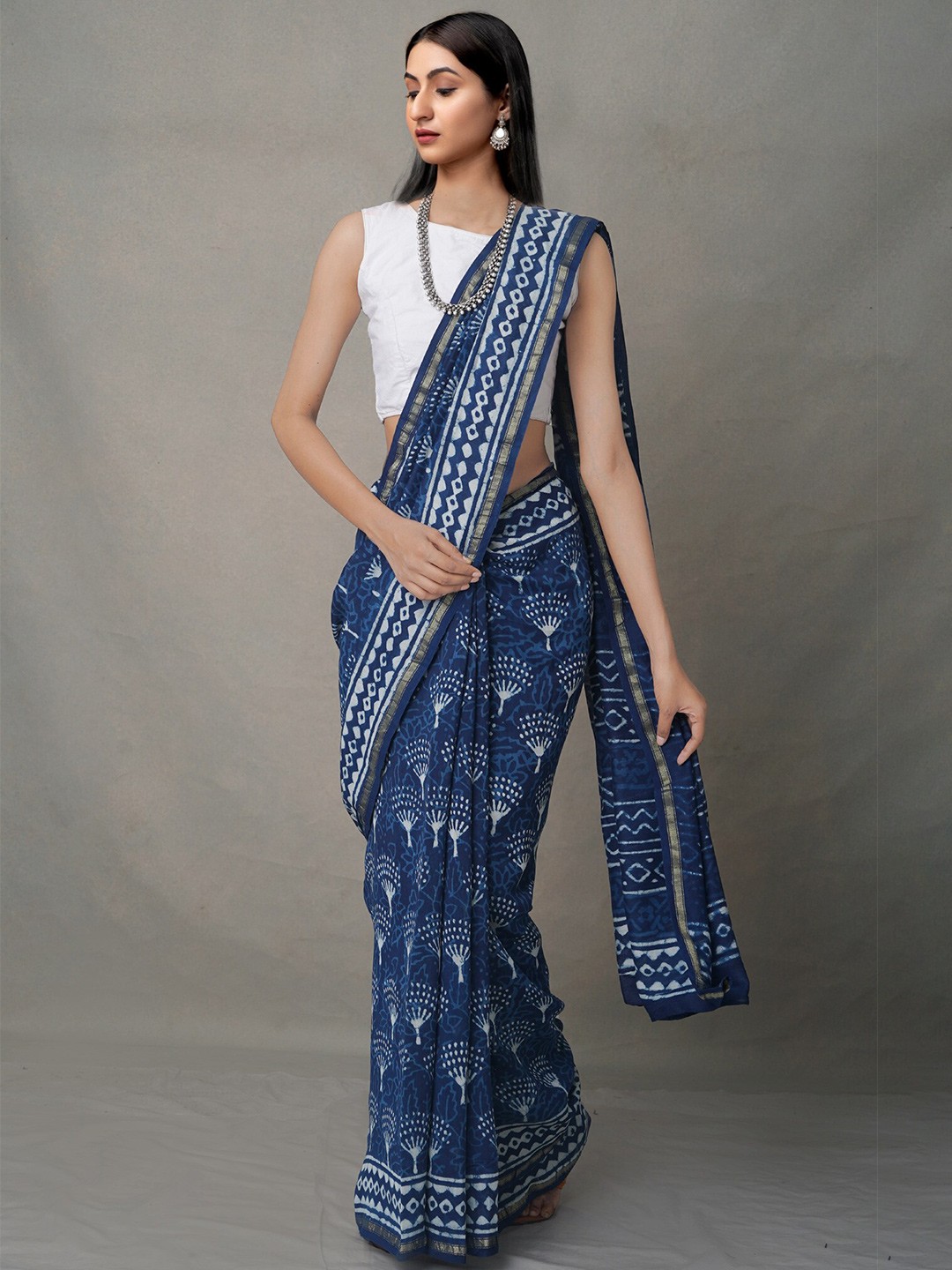 

Unnati Silks Women Blue & White Dabu Zari Silk Cotton Chanderi Saree
