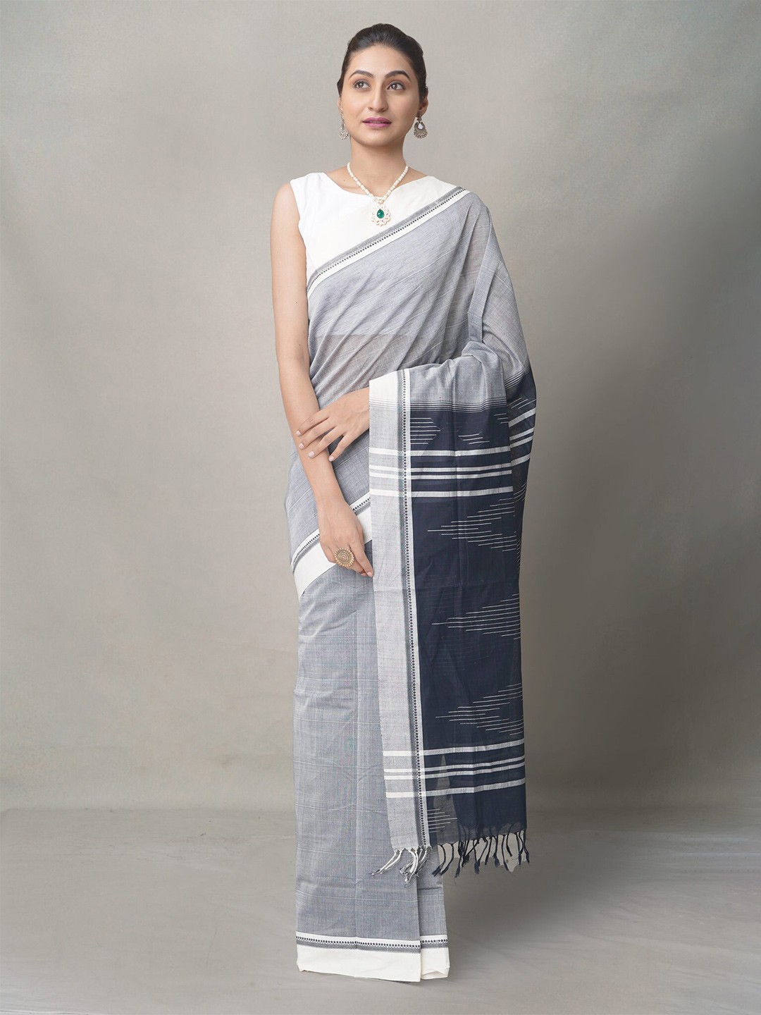 

Unnati Silks Grey & White Woven Design Pure Cotton Chettinad Saree