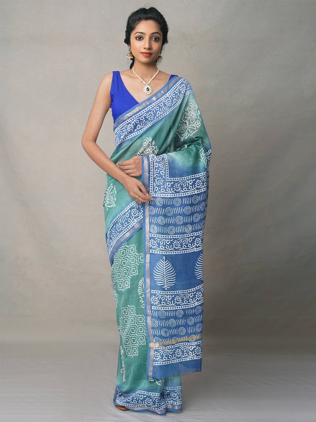 

Unnati Silks Green & Silver-Toned Ethnic Motifs Zari Silk Blend Baluchari Saree