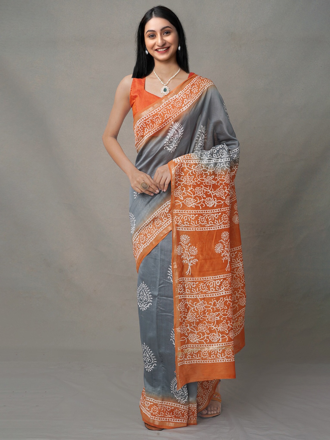 

Unnati Silks Grey & White Ethnic Motifs Zari Silk Blend Baluchari Saree