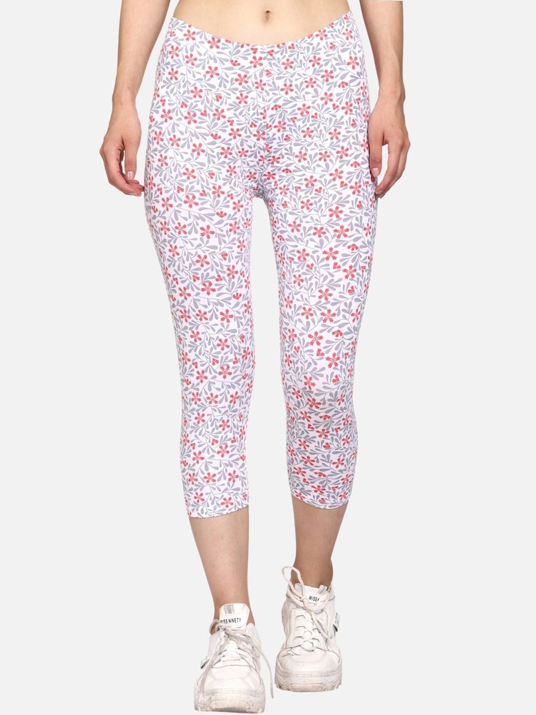 

Outflits Women White & Grey Printed Slim Fit Capris