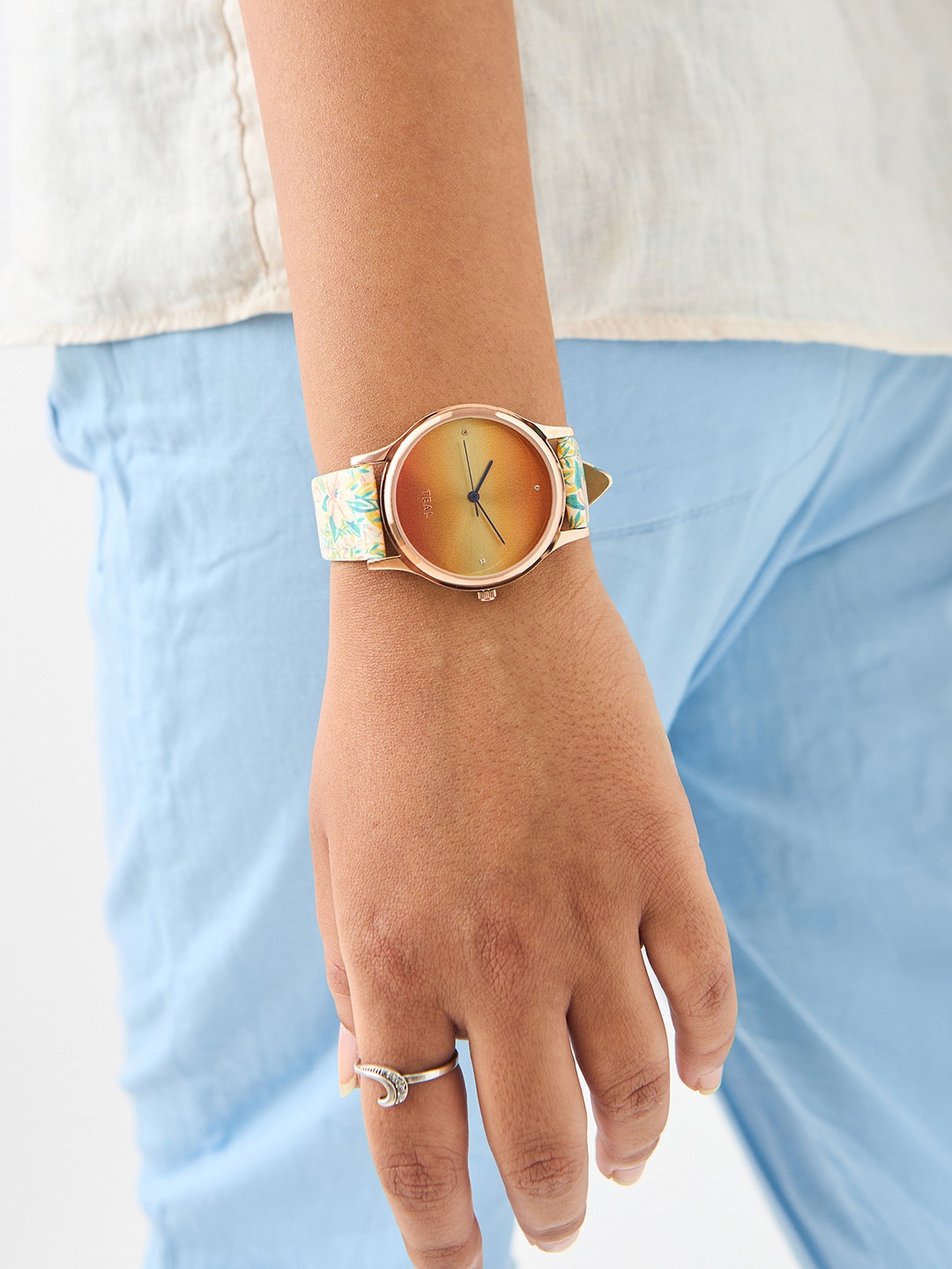 

TEAL BY CHUMBAK Women Peach-Coloured Brass Dial & Multicoloured Straps Analogue Watch