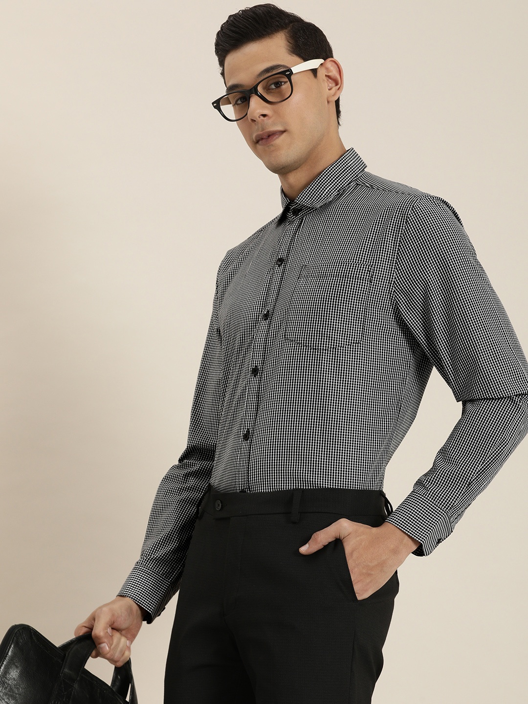

INVICTUS Men Black & White Estillo Slim Fit Gingham Checked Iron Free Casual Shirt