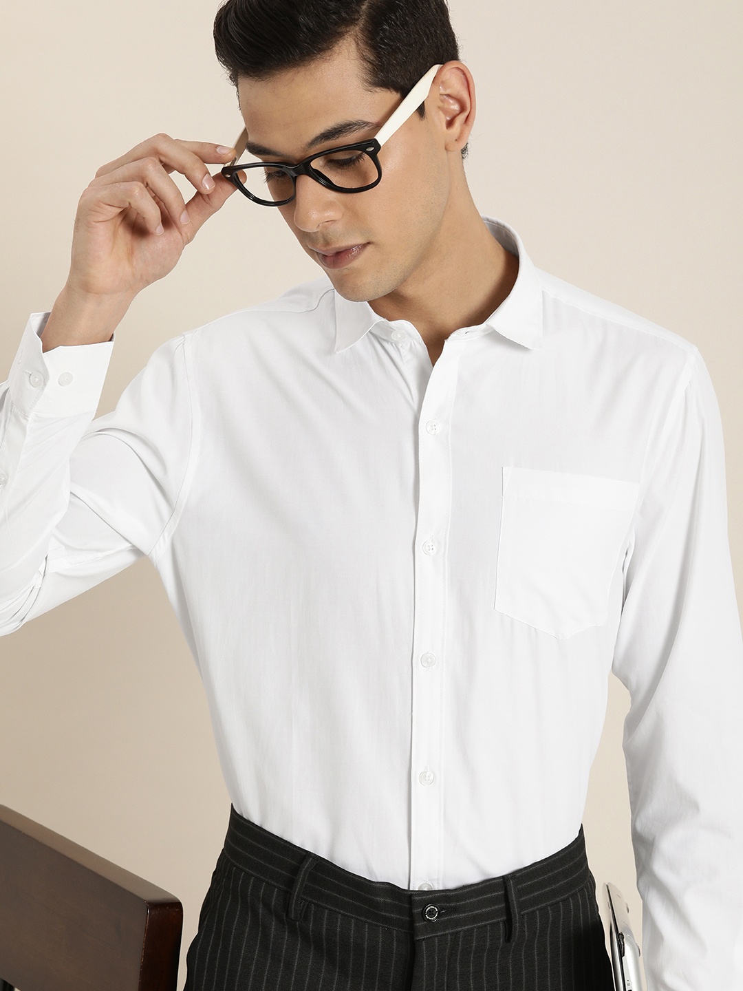 

INVICTUS Men White Solid Slim Fit Estilo Casual Shirt