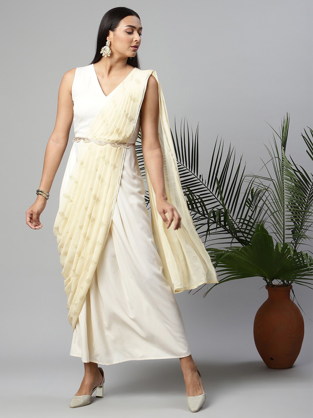 

Ahalyaa Off White Geometric Printed Maxi Dress
