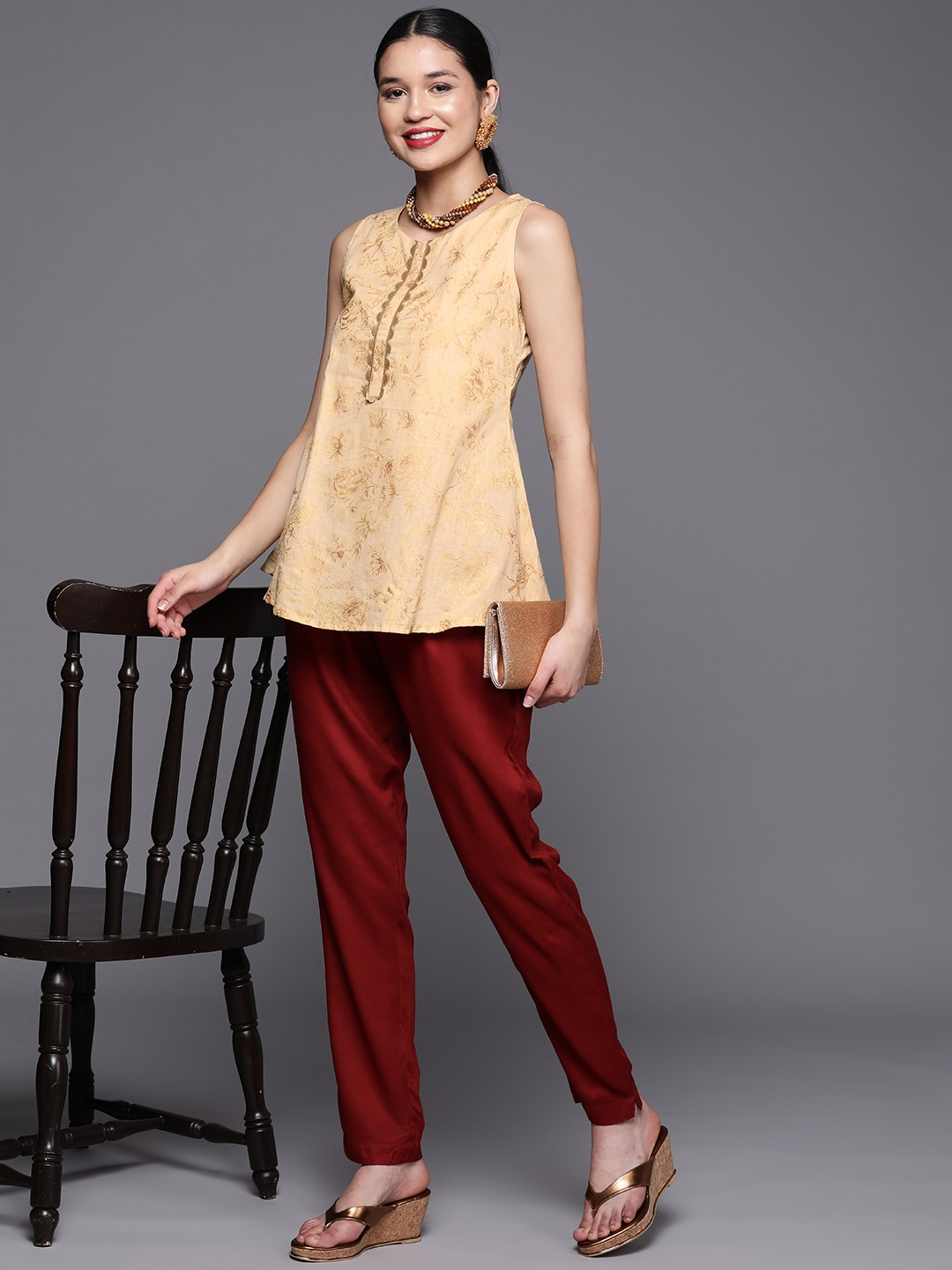 

Ahalyaa Tan & White Floral Print Longline Top
