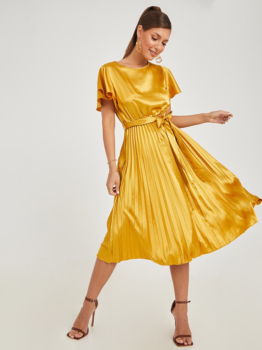 

Styli Short Sleeves Pleated Midi Dress with Self Tie-Belt, Yellow