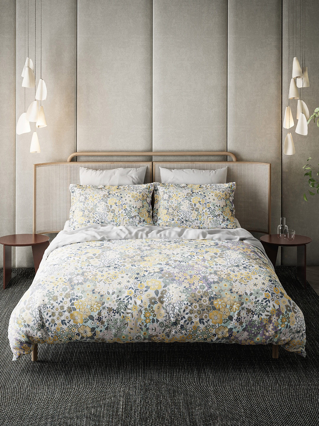 

DDecor Grey & White Floral 140 TC King Bedsheet with 2 Pillow Covers