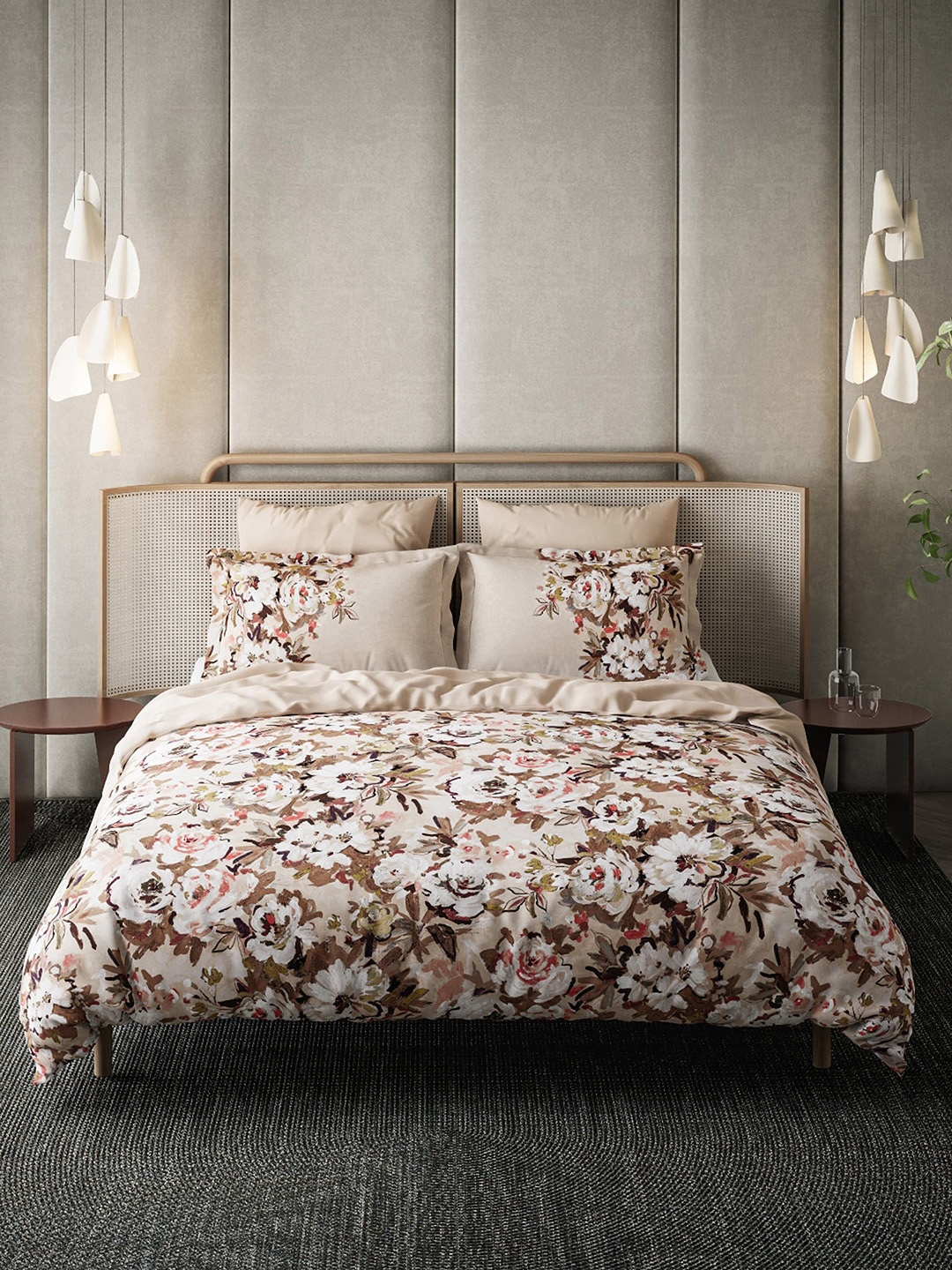 

DDecor Beige & White Floral 136TC King Bedsheet with 2 Pillow Covers