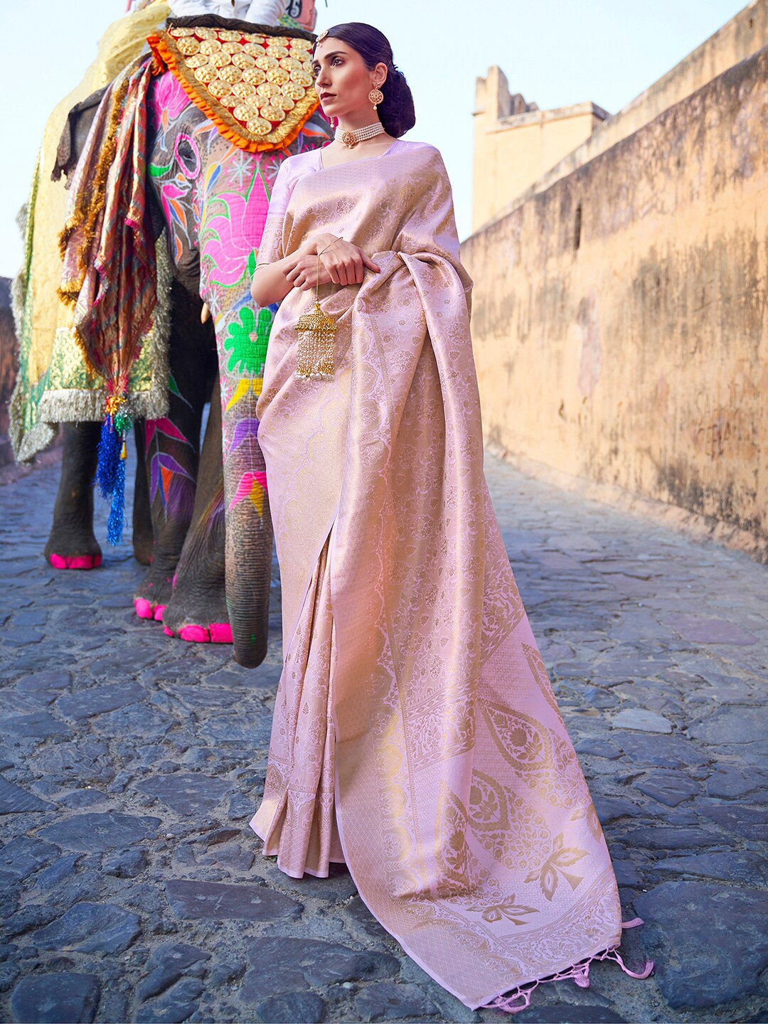 

Mitera Lavender & Gold-Toned Woven Design Zari Silk Blend Banarasi Saree
