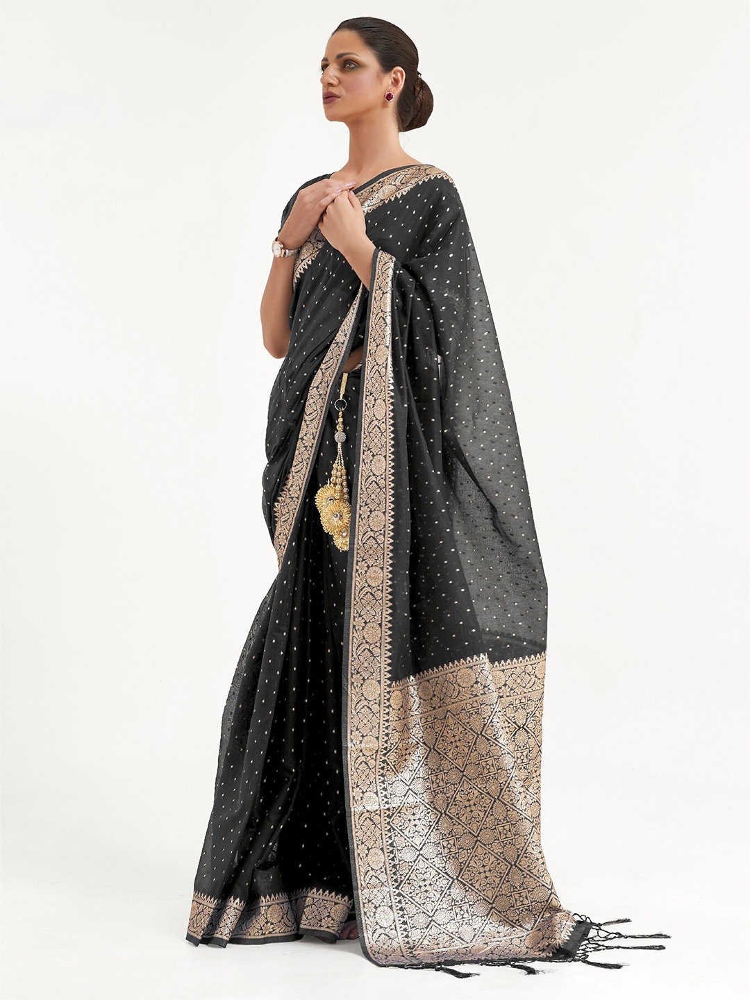 

Mitera Black & Gold-Toned Floral Zari Silk Blend Banarasi Saree