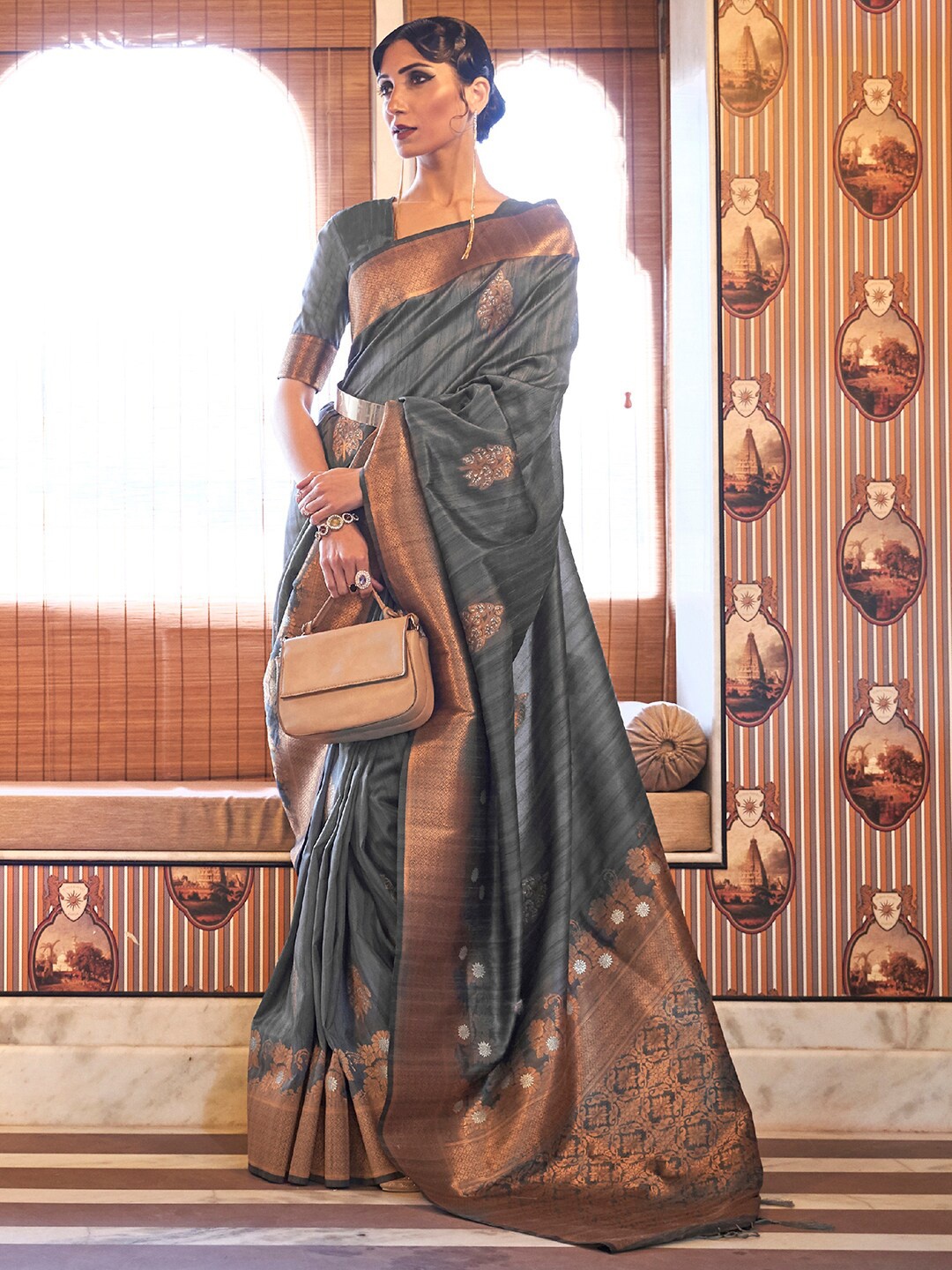 

Mitera Grey & Gold-Toned Floral Zari Silk Blend Banarasi Saree