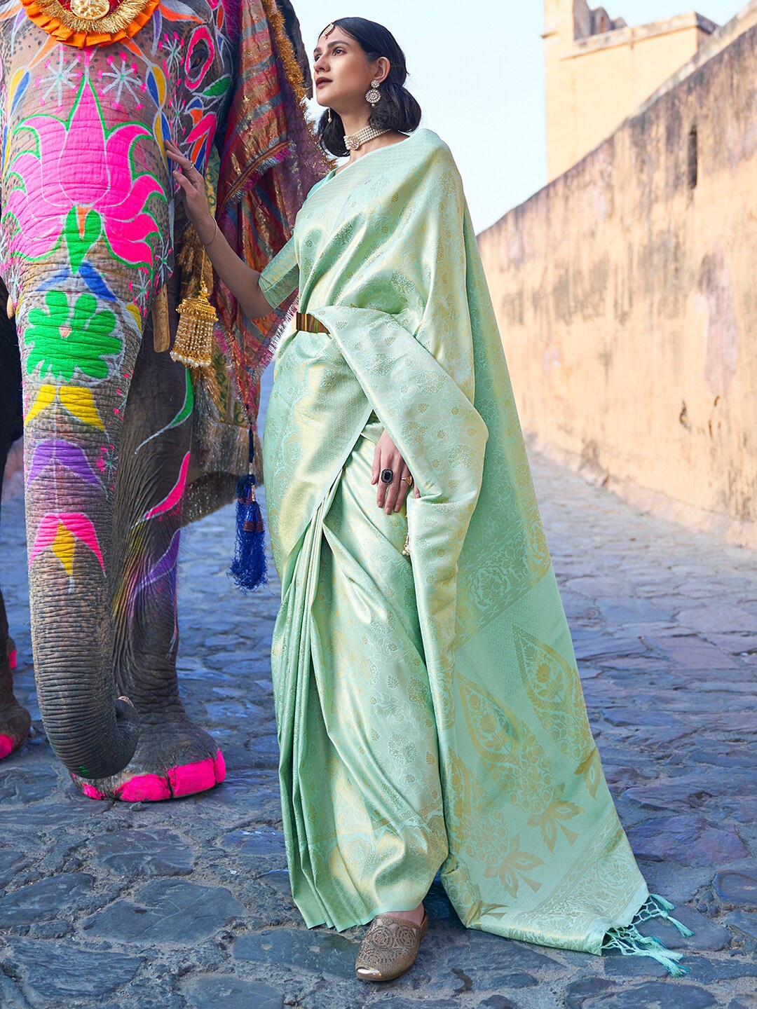 

Mitera Sea Green & Gold-Toned Ethnic Motifs Zari Silk Blend Banarasi Saree