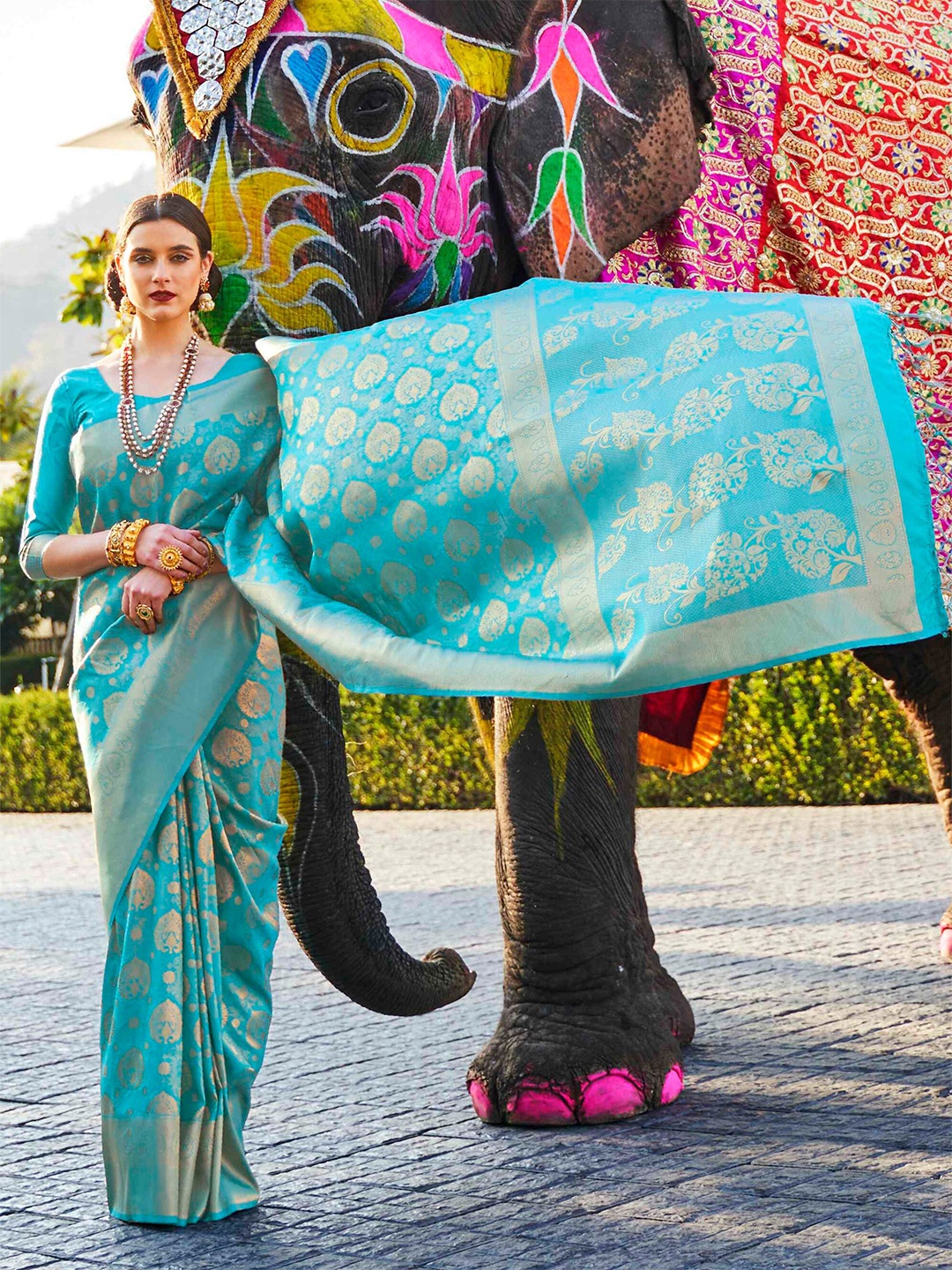 

Mitera Blue & Gold-Toned Zari Silk Blend Banarasi Saree