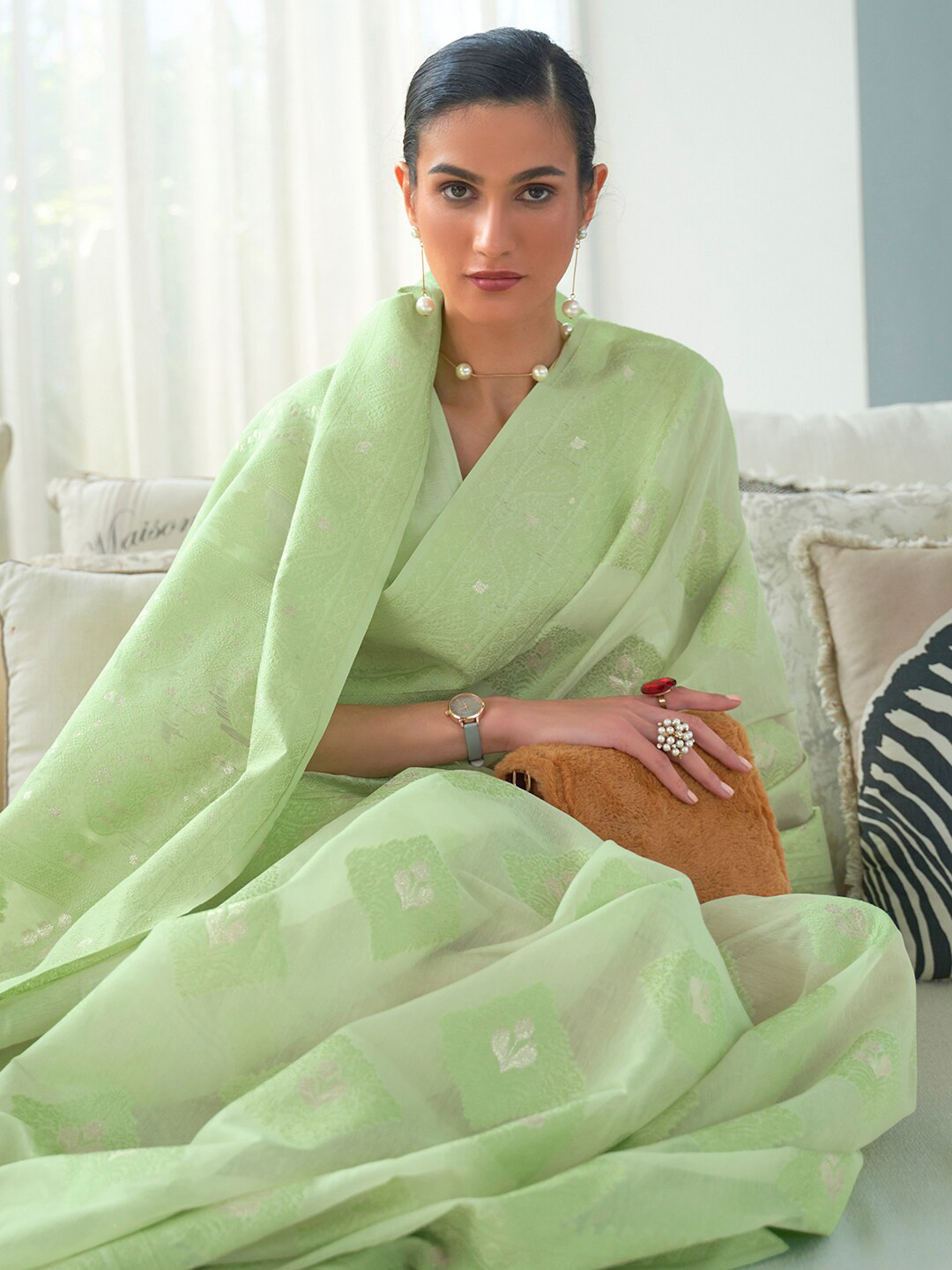

Mitera Green & Gold-Toned Ethnic Motifs Zari Linen Blend Banarasi Saree