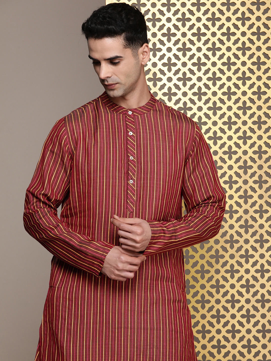 

House of Pataudi Long Sleeves Striped Jashn Kurta, Maroon