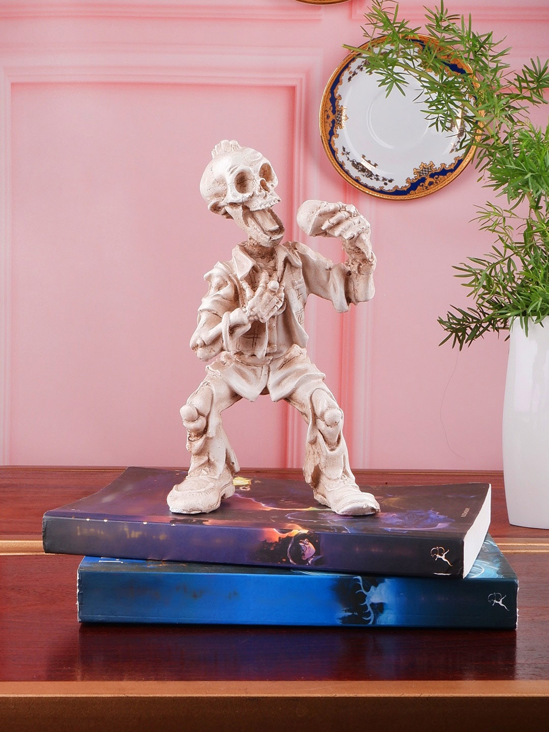 

THE WHITE INK DECOR White Textured Skull Singing Showpieces