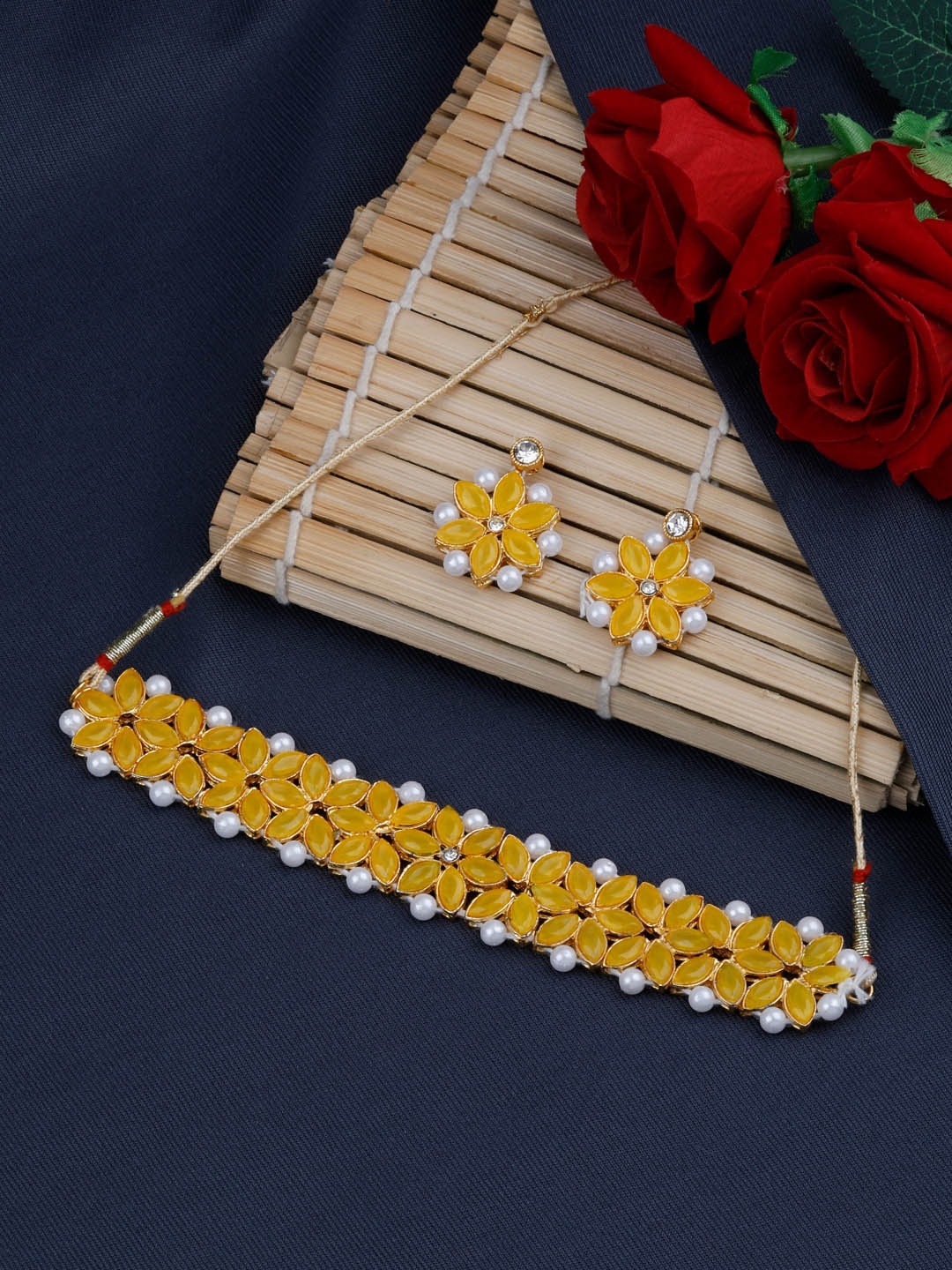 

Silver Shine Yellow Stone-Studded Choker Jewellery Set