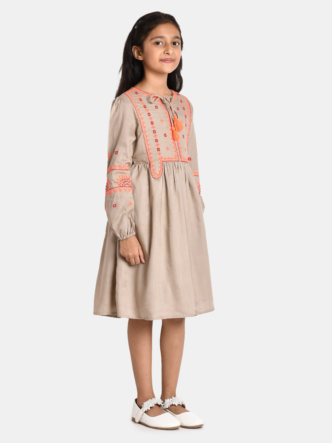 

Bella Moda Off White Floral Keyhole Neck Dress