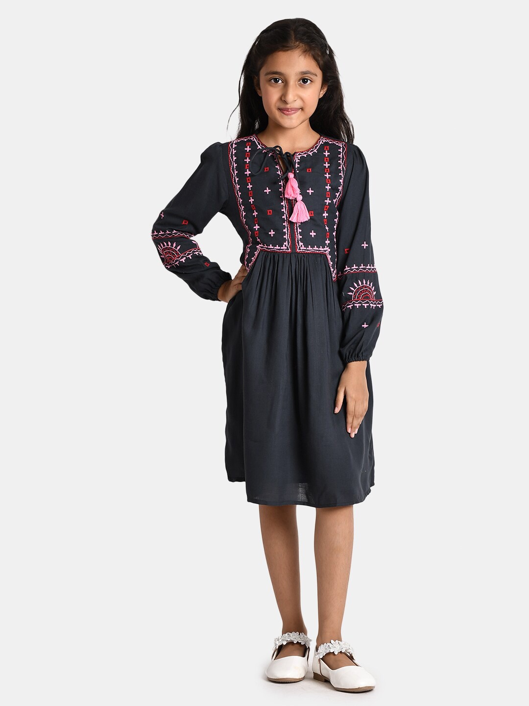 

Bella Moda Grey & anthracite Floral Tie-Up Neck Ethnic Dress