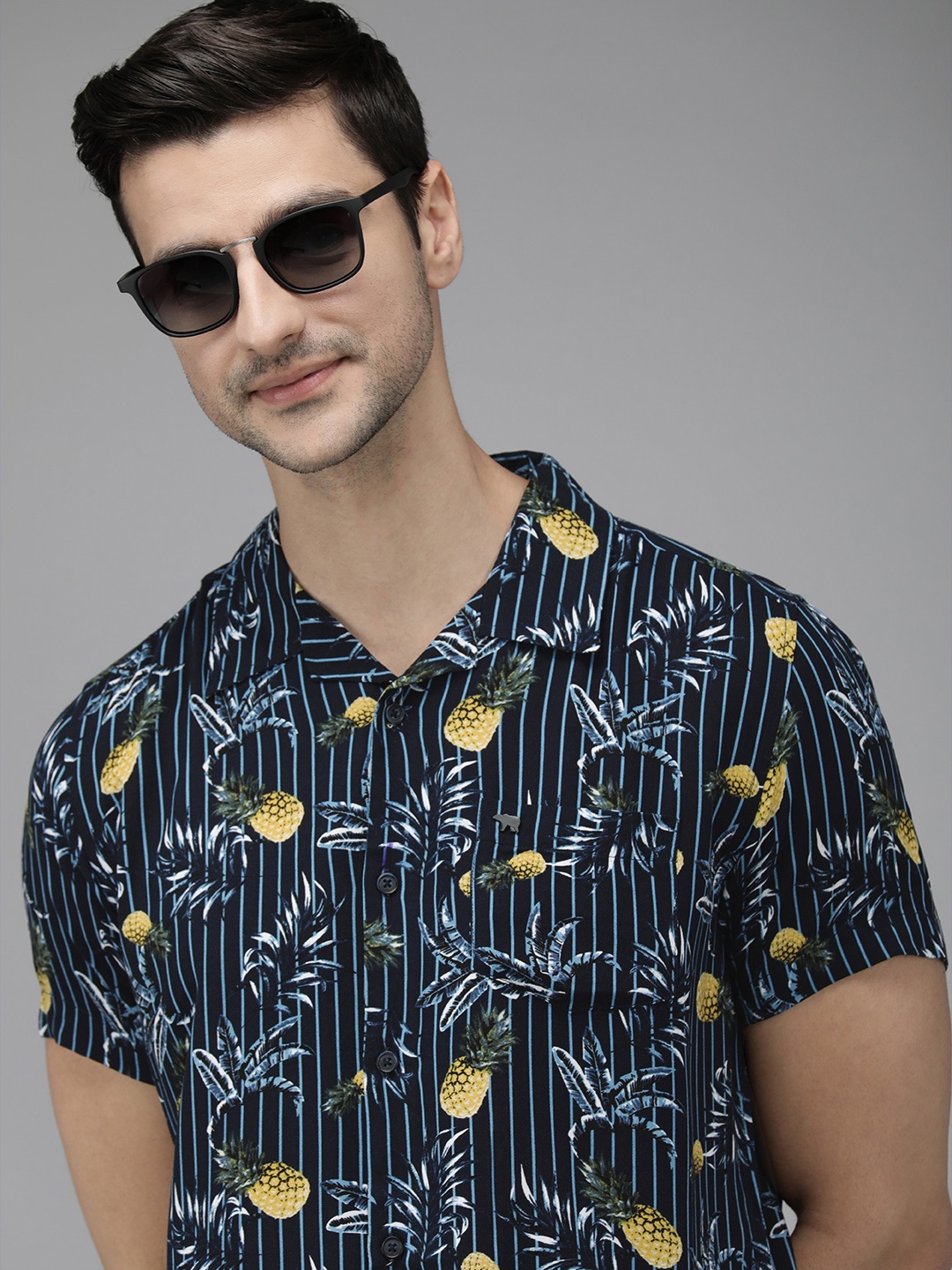 

THE BEAR HOUSE Men Black Slim Fit Tropical Printed Casual Shirt