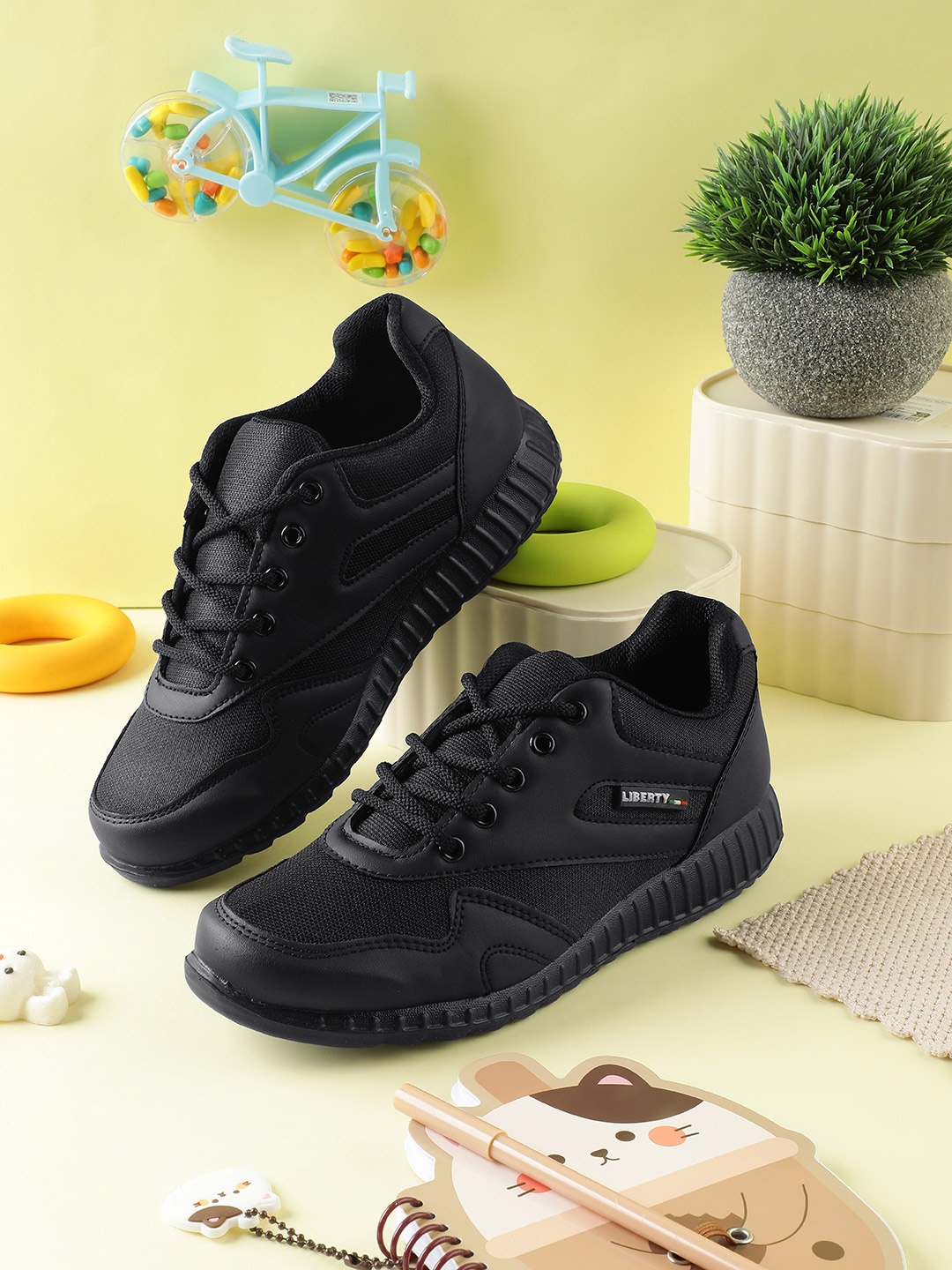 

Liberty Unisex Kids Black Sneakers