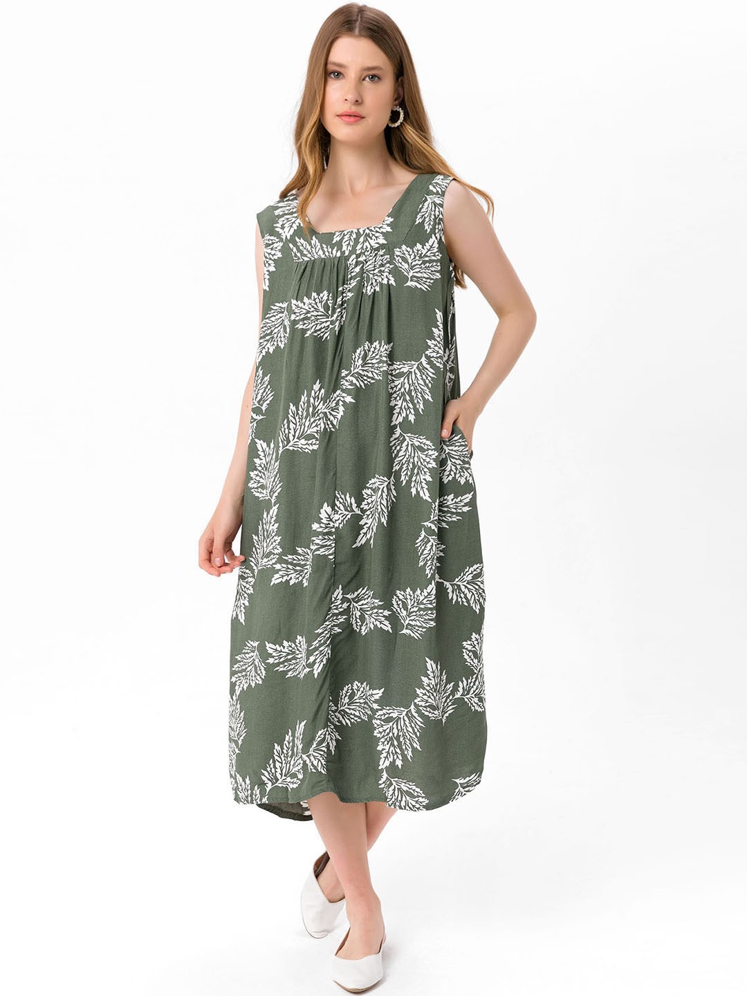 

bebe PLUS Green & White Floral A-Line Midi Dress