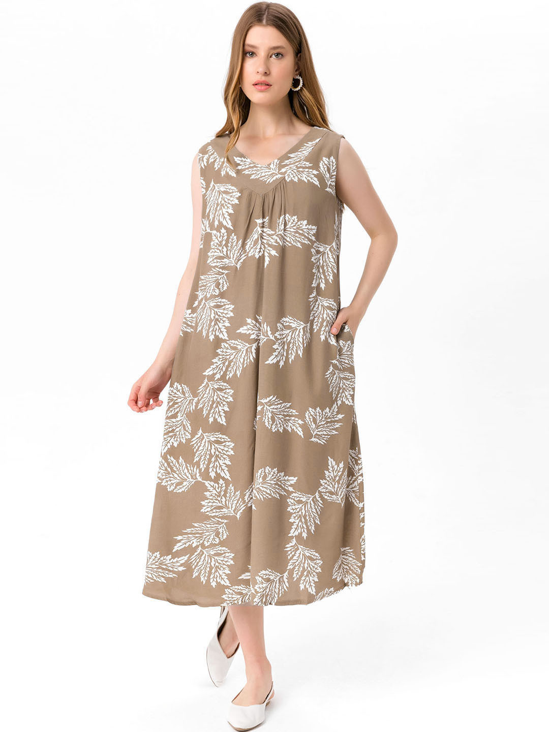 

bebe PLUS Beige & White Ethnic Print A-Line Midi Dress