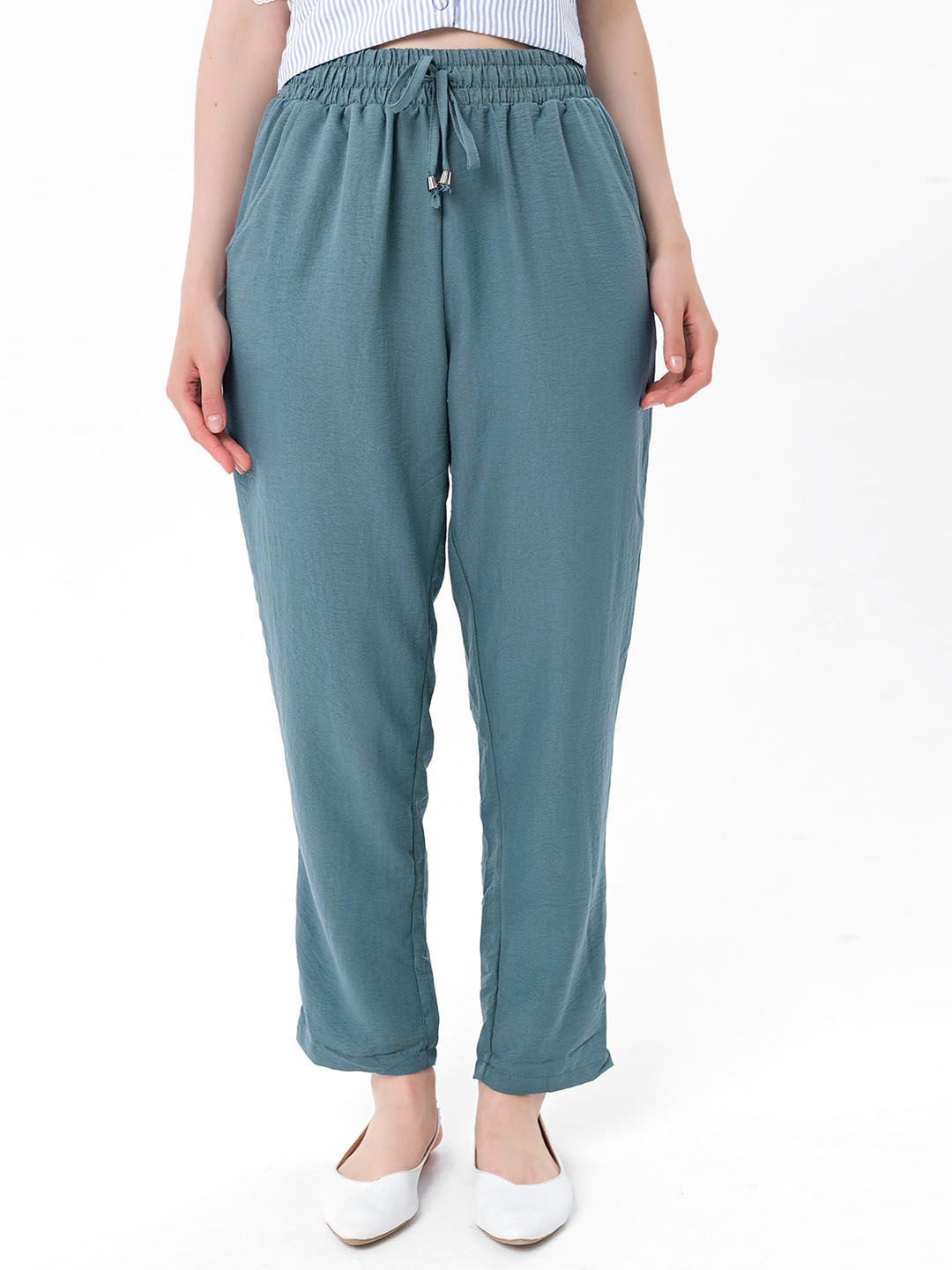 

bebe PLUS Women Blue Solid Pleated Trousers
