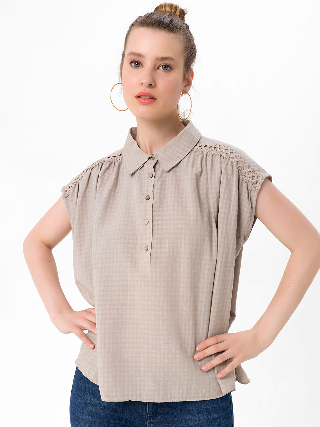 

bebe PLUS Beige Checked Extended Sleeves Shirt Style Top