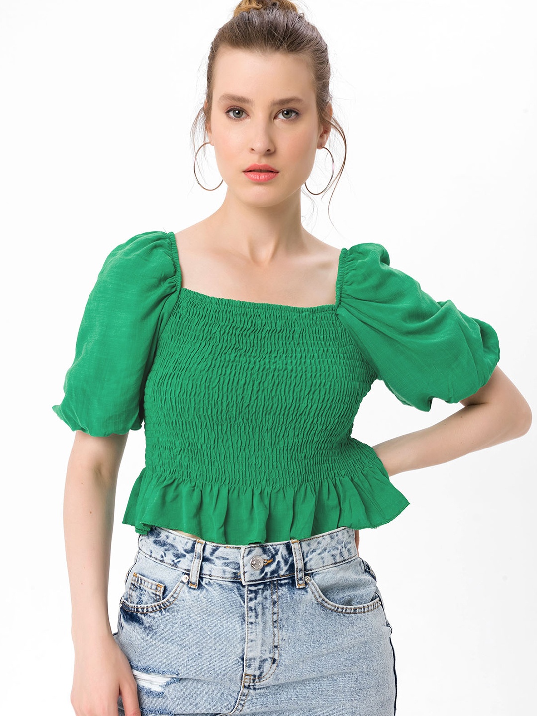 

bebe PLUS Green Solid Smocked Puff Sleeves Cropped Top