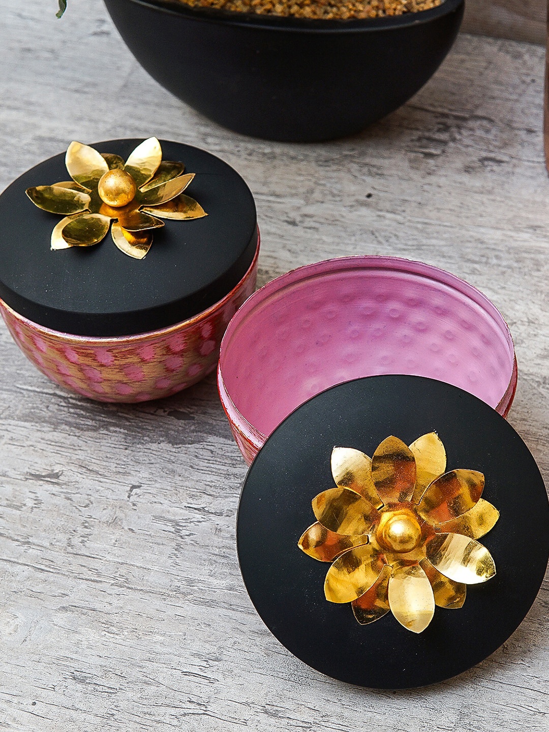 

StatueStudio Set of 2 Pink & Black Decorative Bowls