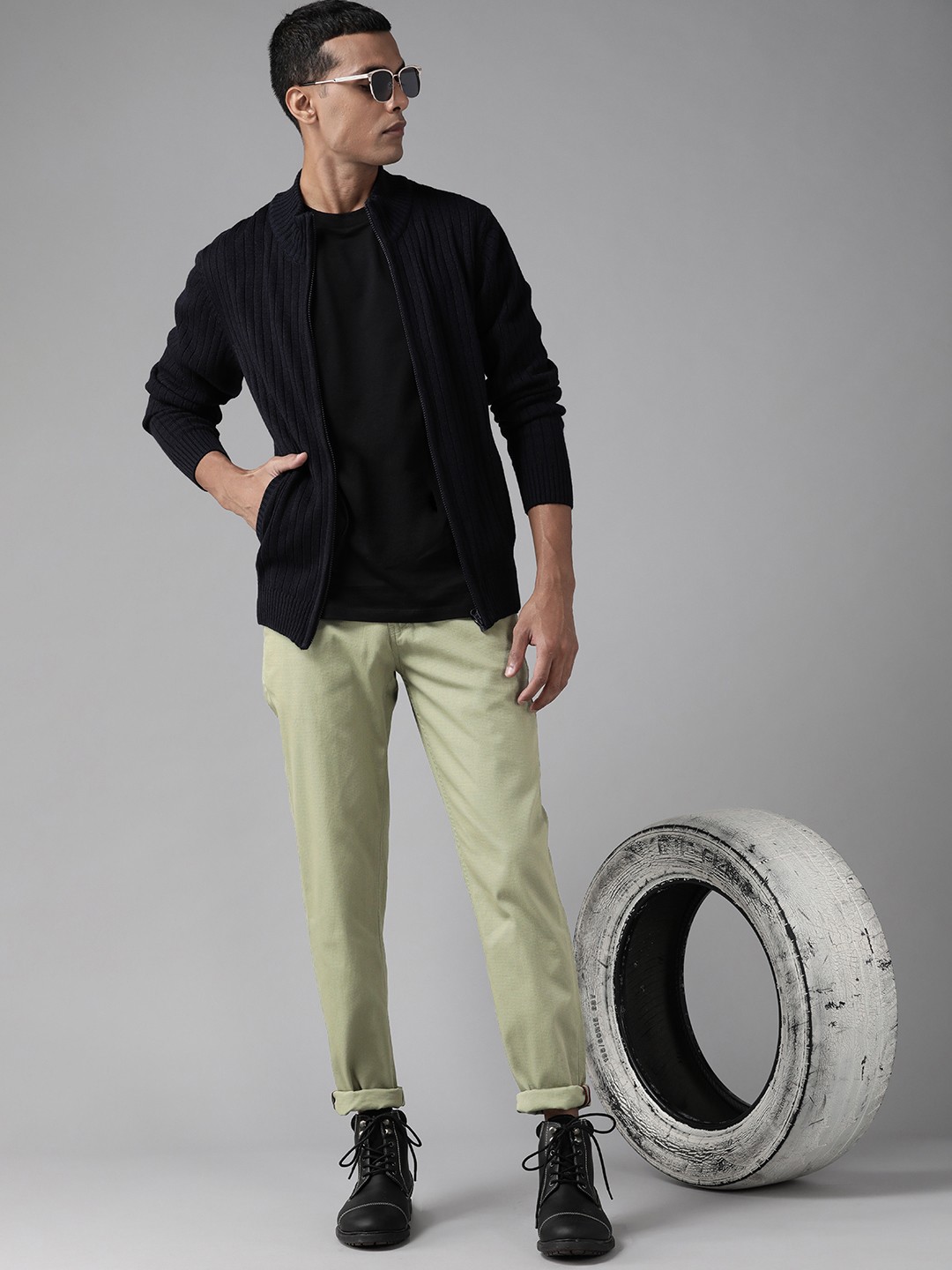 

Roadster Men Green Solid Pure Cotton Slim Tapered Fit Trousers