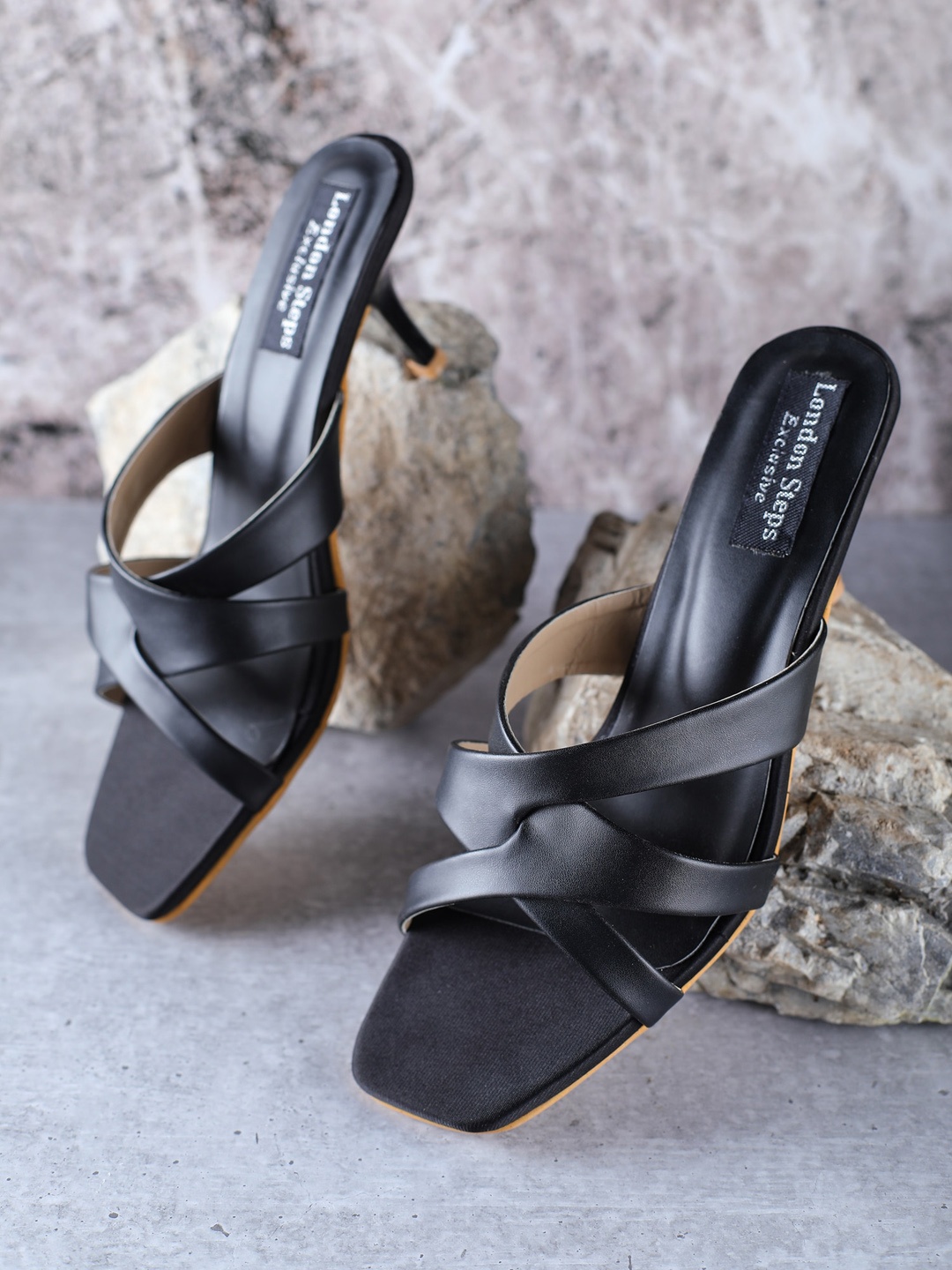

LONDON STEPS Black Block Pumps with Bows