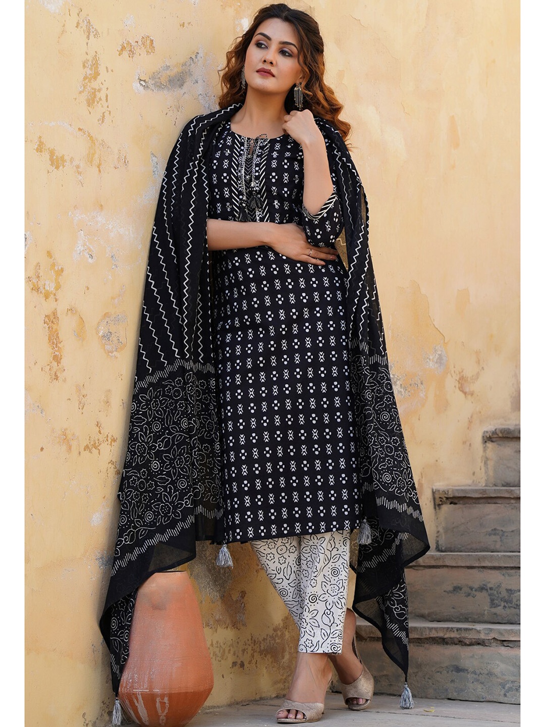 

PIROH Women Black Ethnic Motifs Printed Kurta with Trousers & Dupatta