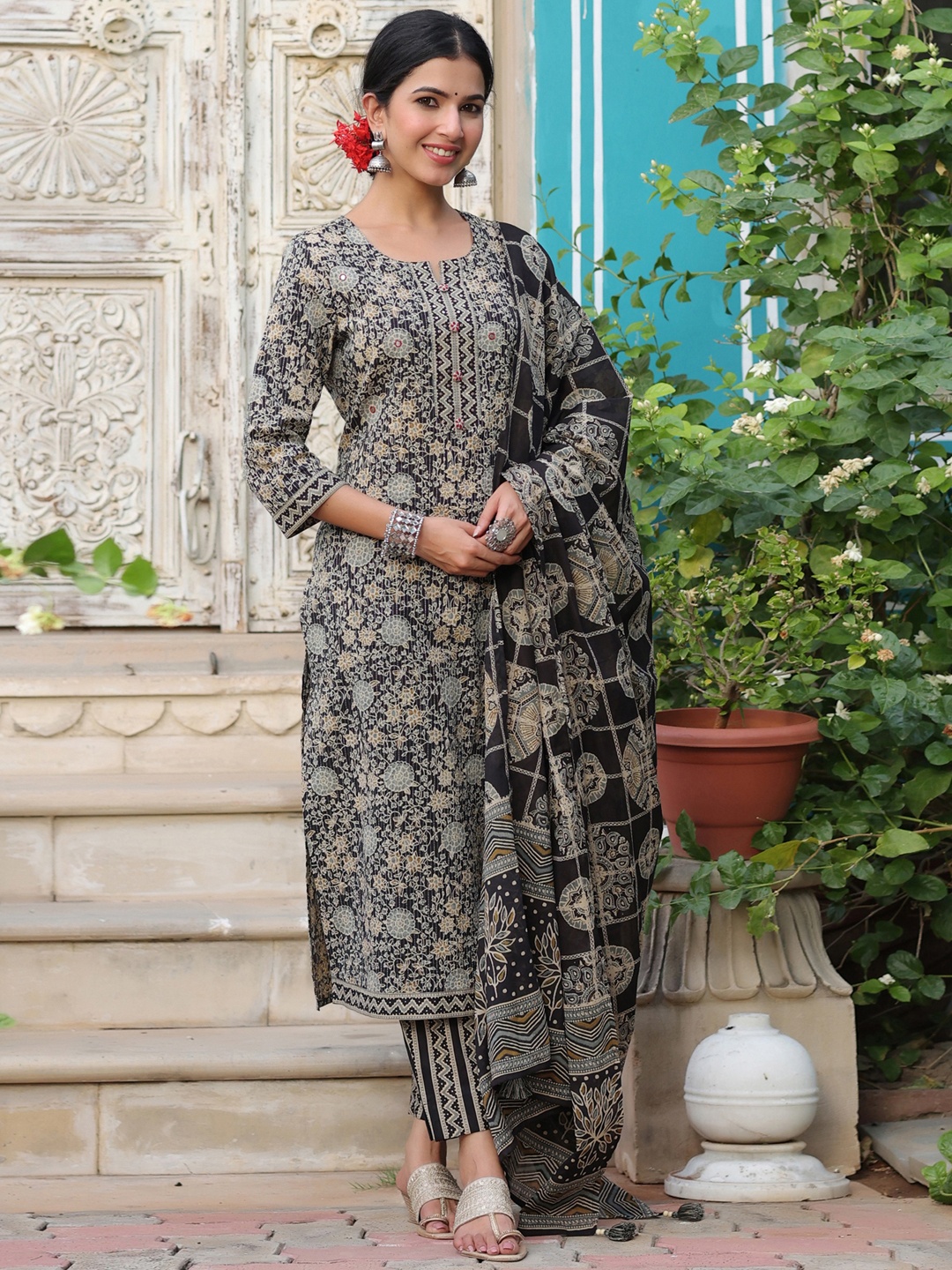 

PIROH Women Black Floral Printed Kurta with Trousers & Dupatta