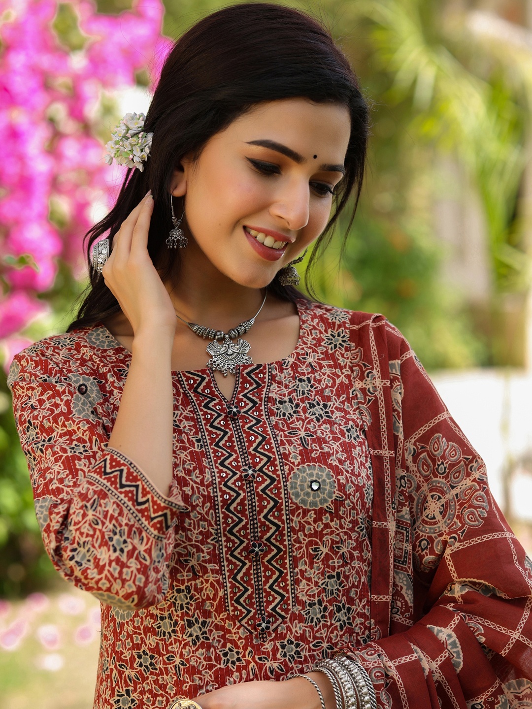 

PIROH Women Maroon Floral Printed Kurta with Trousers & With Dupatta