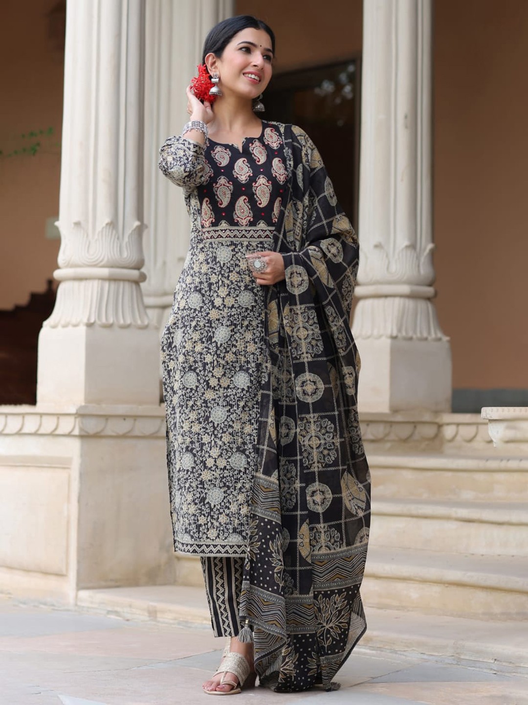 

PIROH Women Black Floral Printed Kurta with Trousers & Dupatta