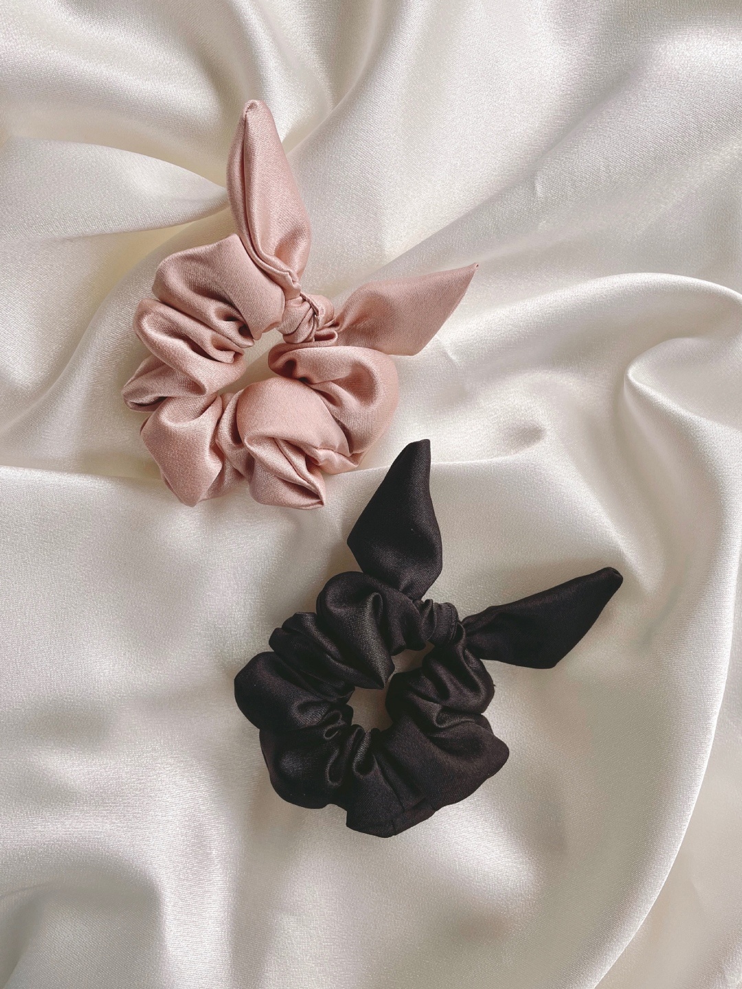 

Mueras Women Cream-Coloured & Black Set of 2 Bow Tie Knot Scrunchies