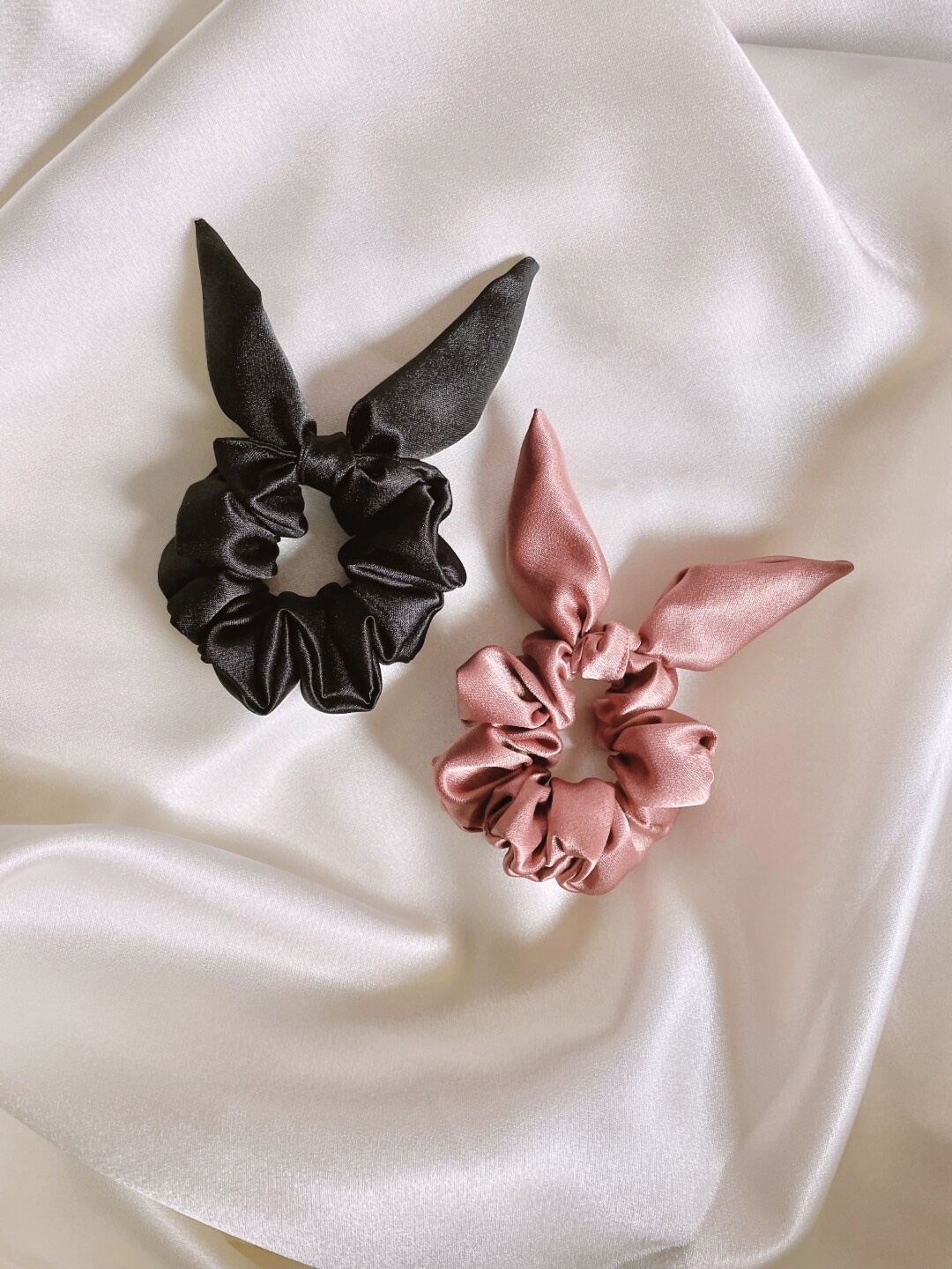 

Mueras Women Black & Peach-Coloured Set of 2 Bow Tie Knot Scrunchies