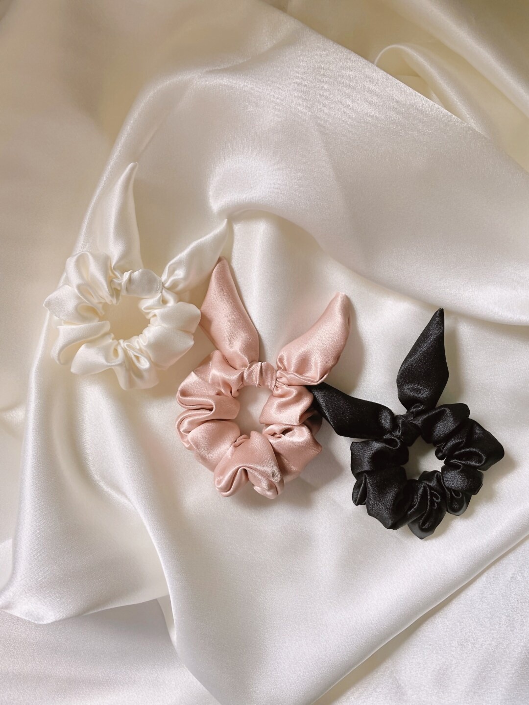 

Mueras Women White & Black Set of 3 Bow Tie Knot Scrunchies