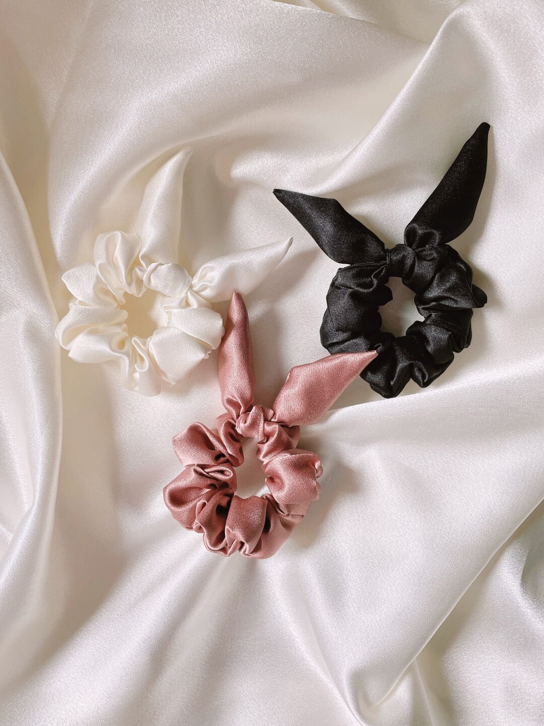 

Mueras Set of 3 Mauve & Black Bow Tie Knot Scrunchies