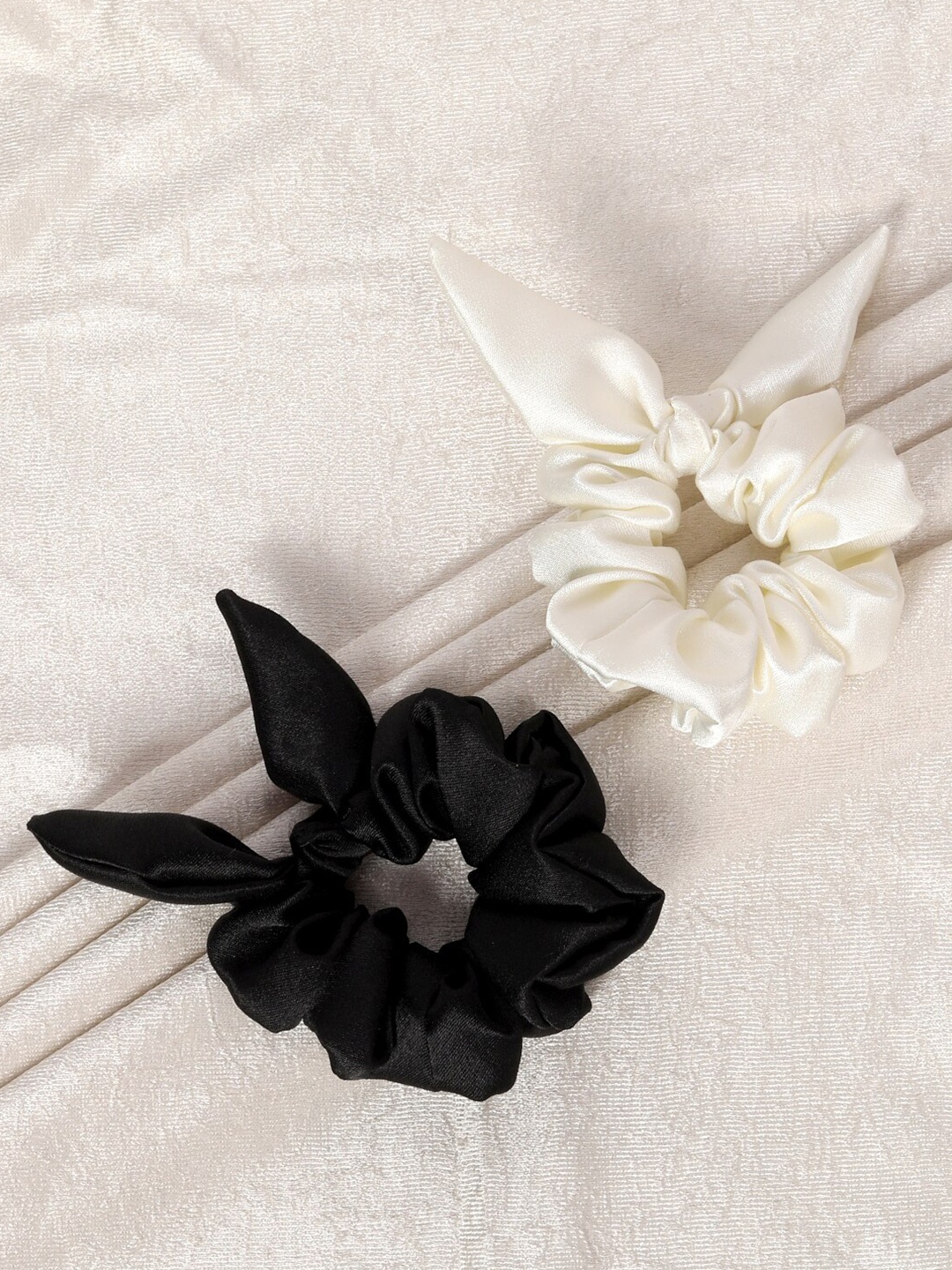 

Mueras Women White & Black Set of 2 Bow Tie Knot Scrunchies