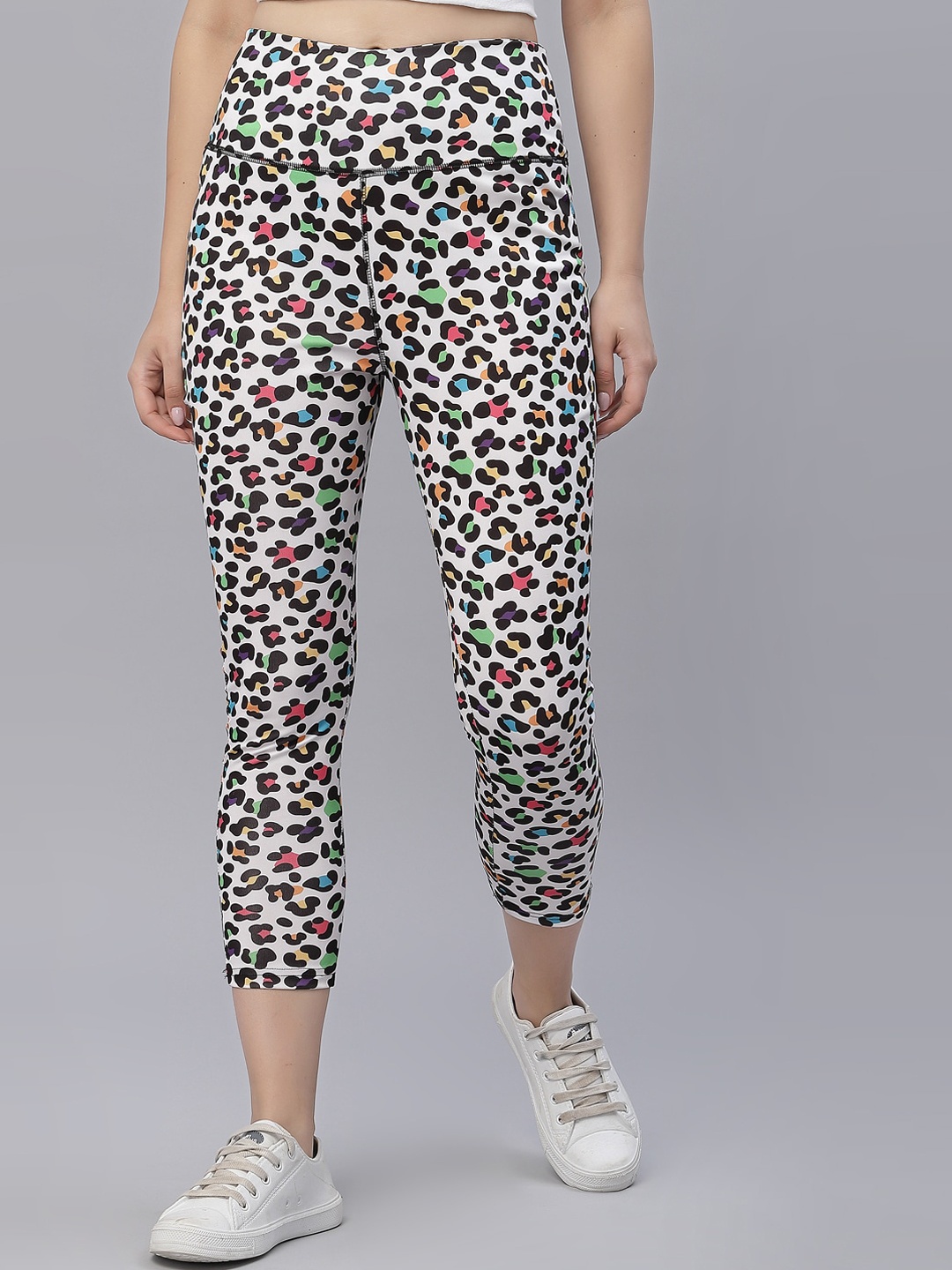 

Selvia Women White & Black Printed Capris