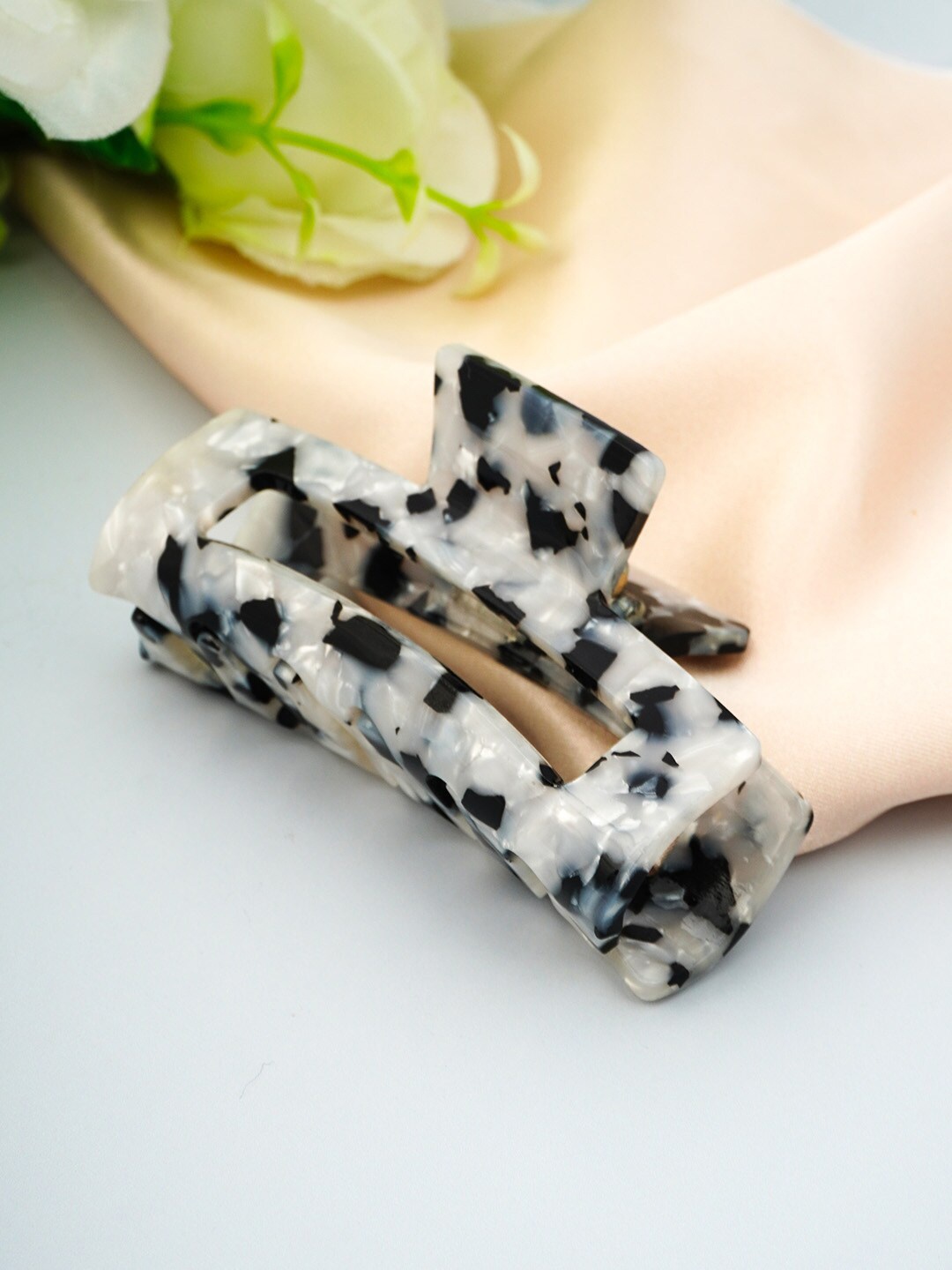 

Ferosh Women White & Black Claw Clip